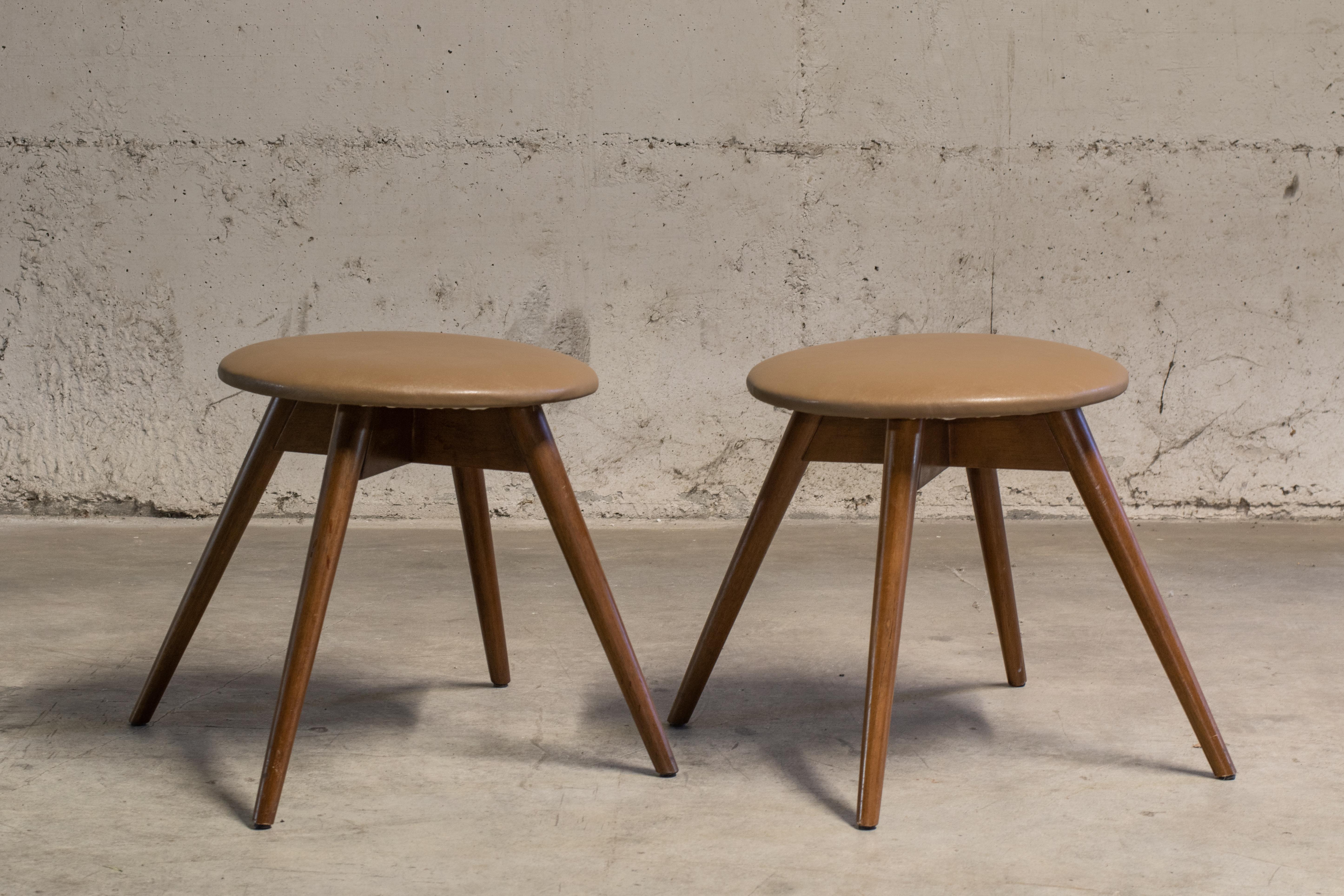 Pair of Brazilian Modern Wood Stool, Fahrer In Good Condition For Sale In Montecatini Terme, Toscana