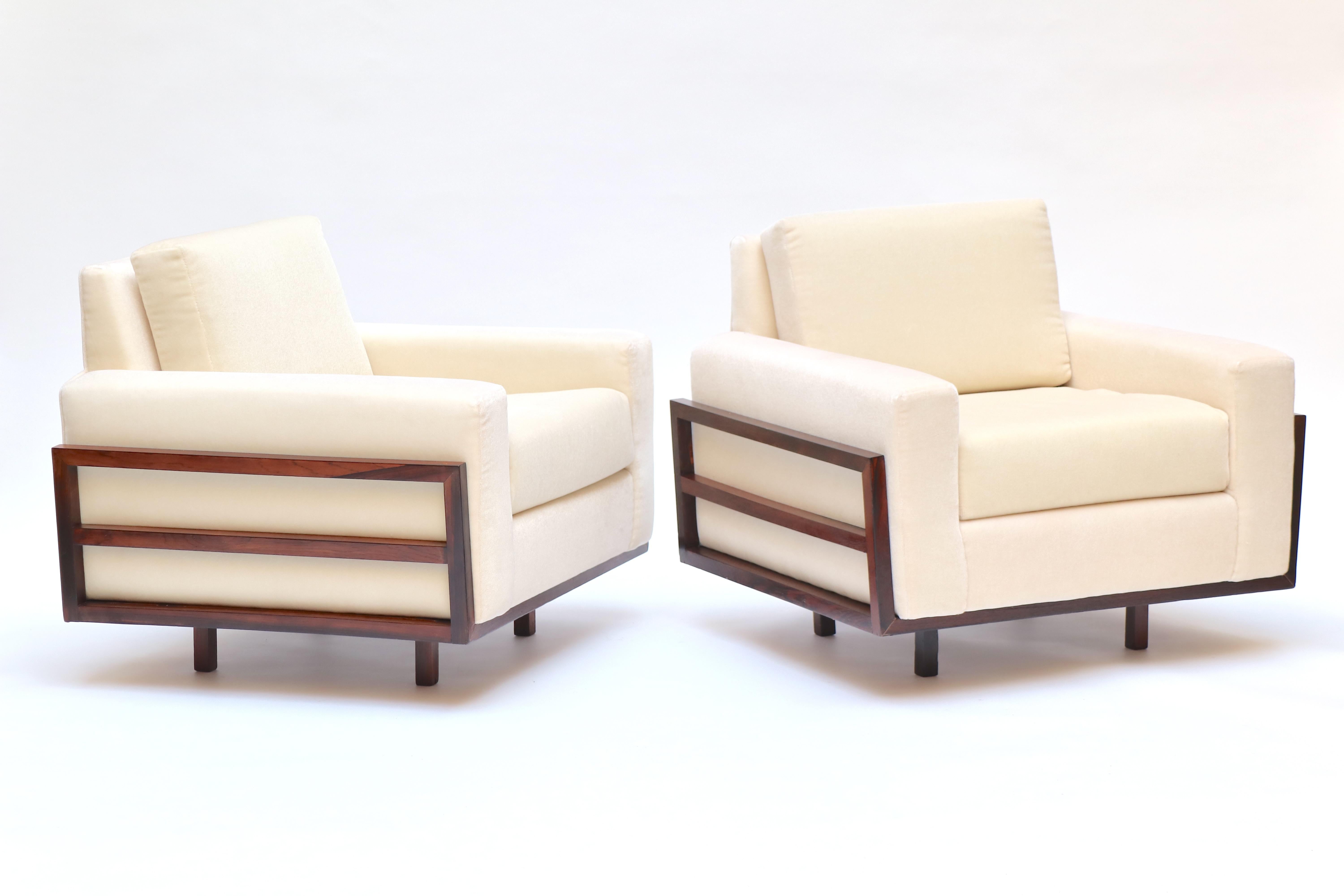 Coppia di poltrone brasiliane moderniste, 1950.

I bordi laterali sono in legno massiccio esotico e ricordano un'architettura moderna e dinamica. Hanno il marchio AVA, con somiglianze con il design di Joaquim Tenreiro, tanto che è possibile