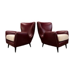 Pareja de sillones modernistas brasileños de cuero y bouclé, Carlo Hauner, años 50