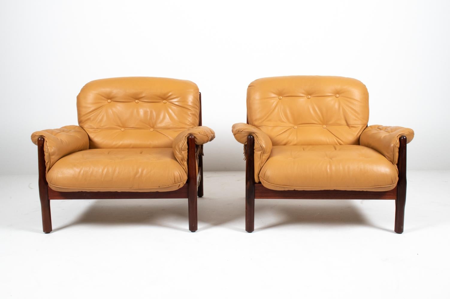 Pair of Brazilian Modernist Rosewood & Leather Easy Chairs, circa 1970s In Good Condition In Norwalk, CT