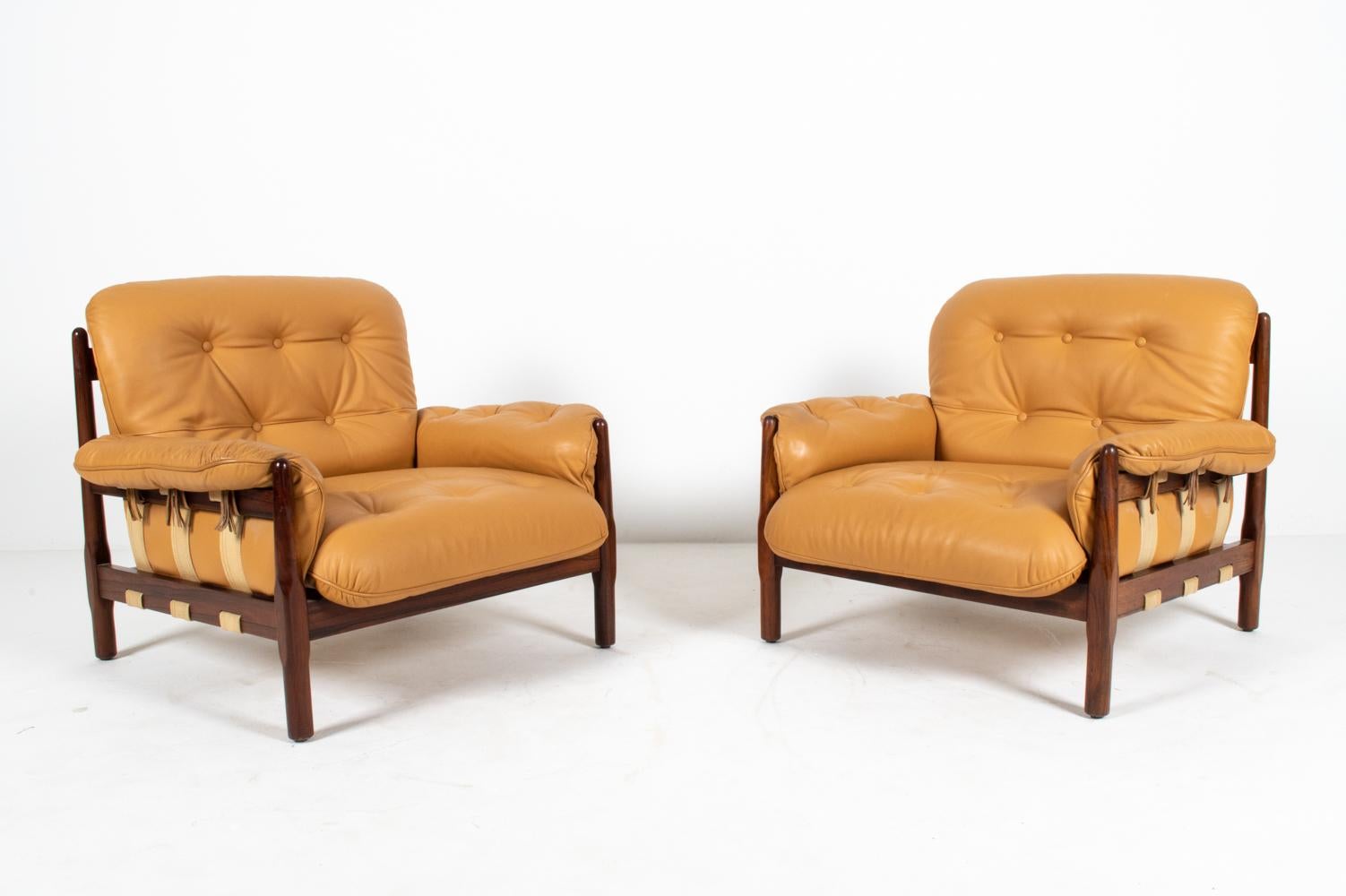 Mid-Century Modern Paire de fauteuils modernistes brésiliens en bois de rose et cuir, vers 1970 en vente