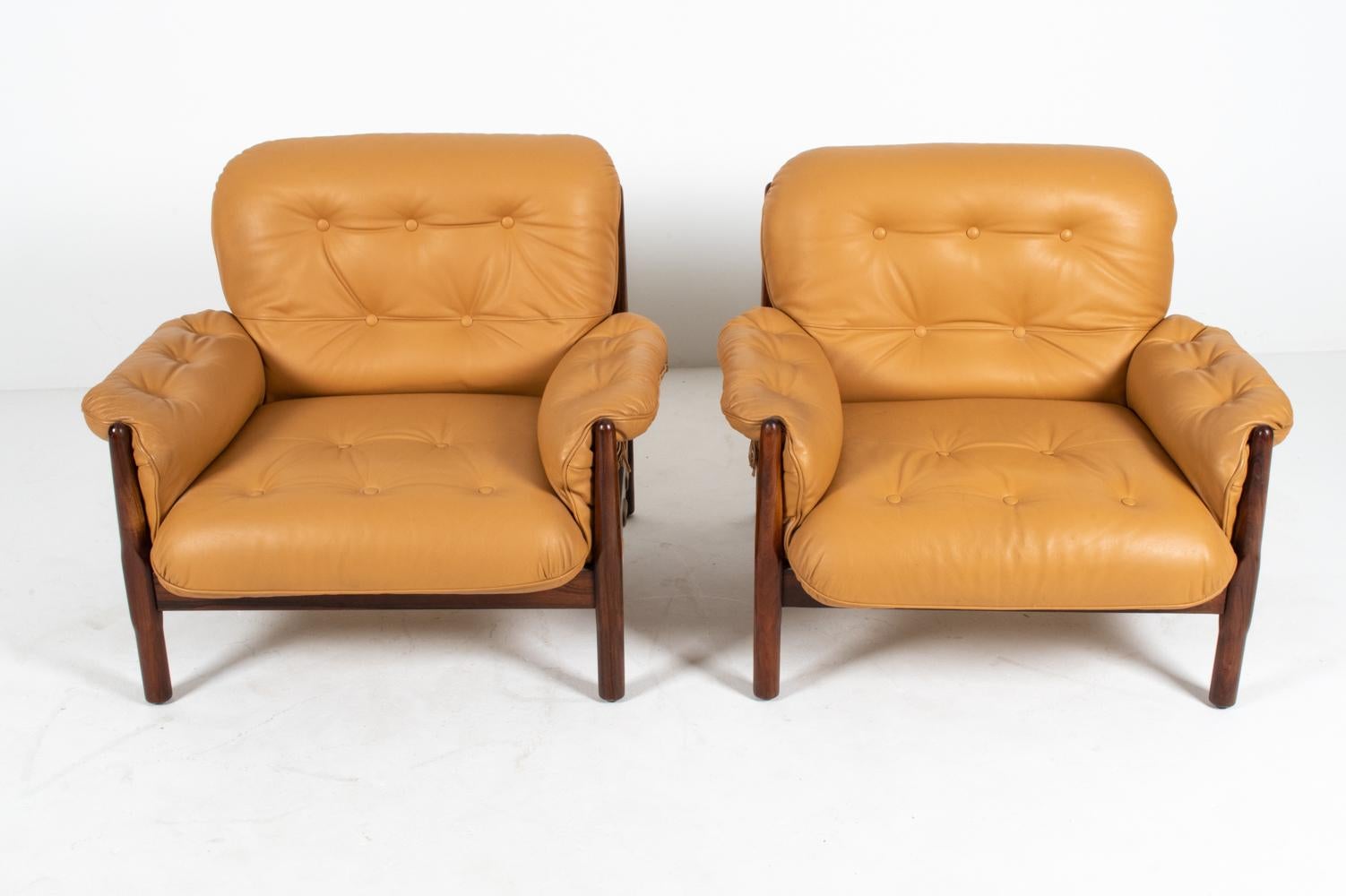 Pair of Brazilian Modernist Rosewood & Leather Easy Chairs, circa 1970s In Good Condition For Sale In Norwalk, CT