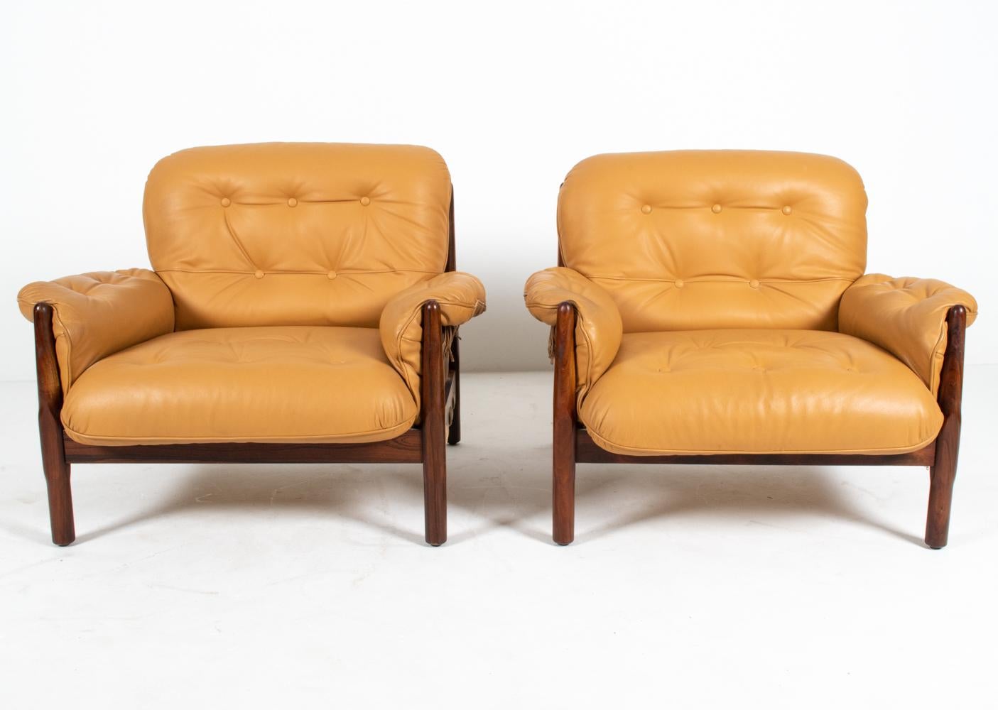 20ième siècle Paire de fauteuils modernistes brésiliens en bois de rose et cuir, vers 1970 en vente