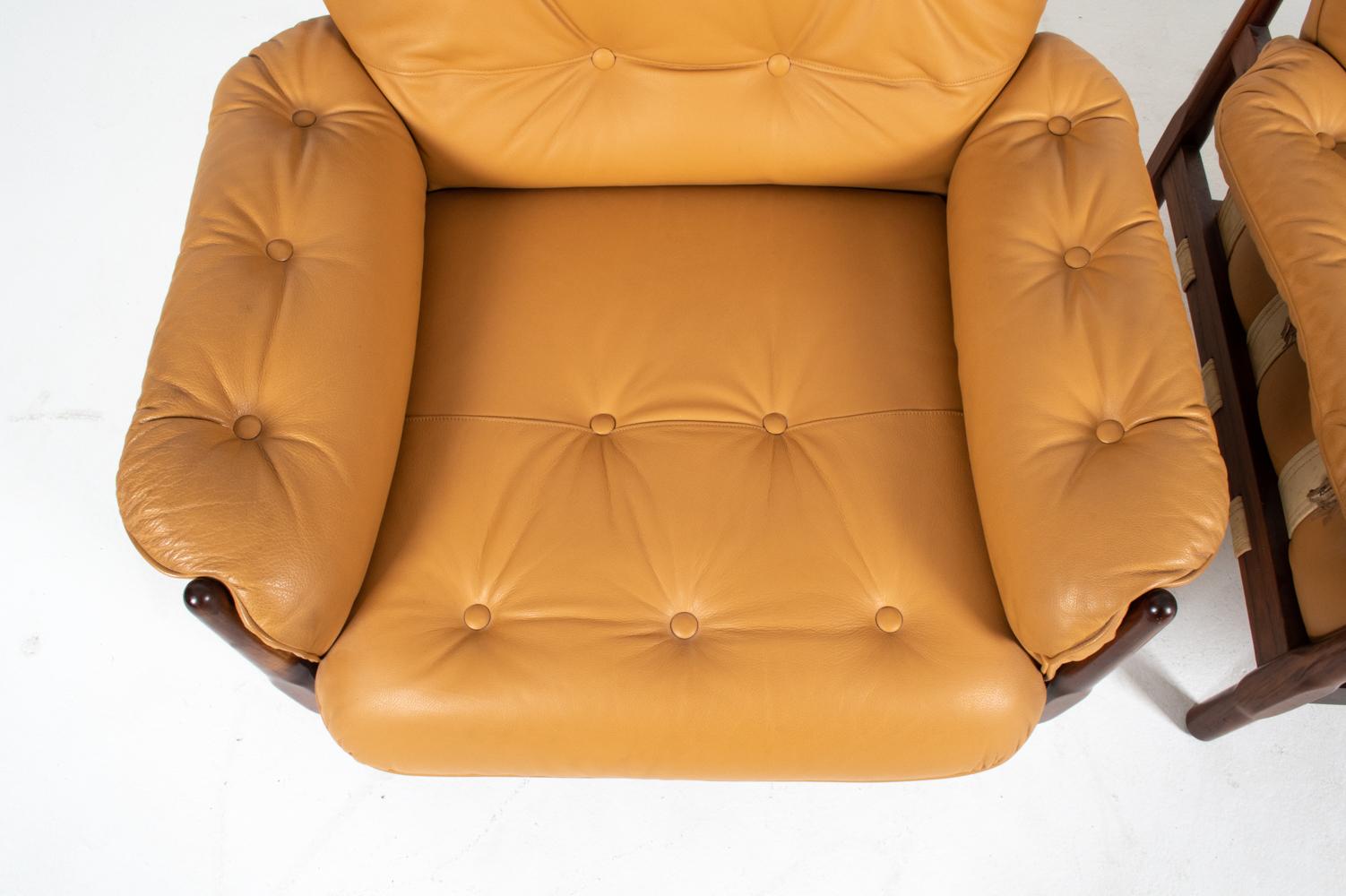 Cuir Paire de fauteuils modernistes brésiliens en bois de rose et cuir, vers 1970 en vente