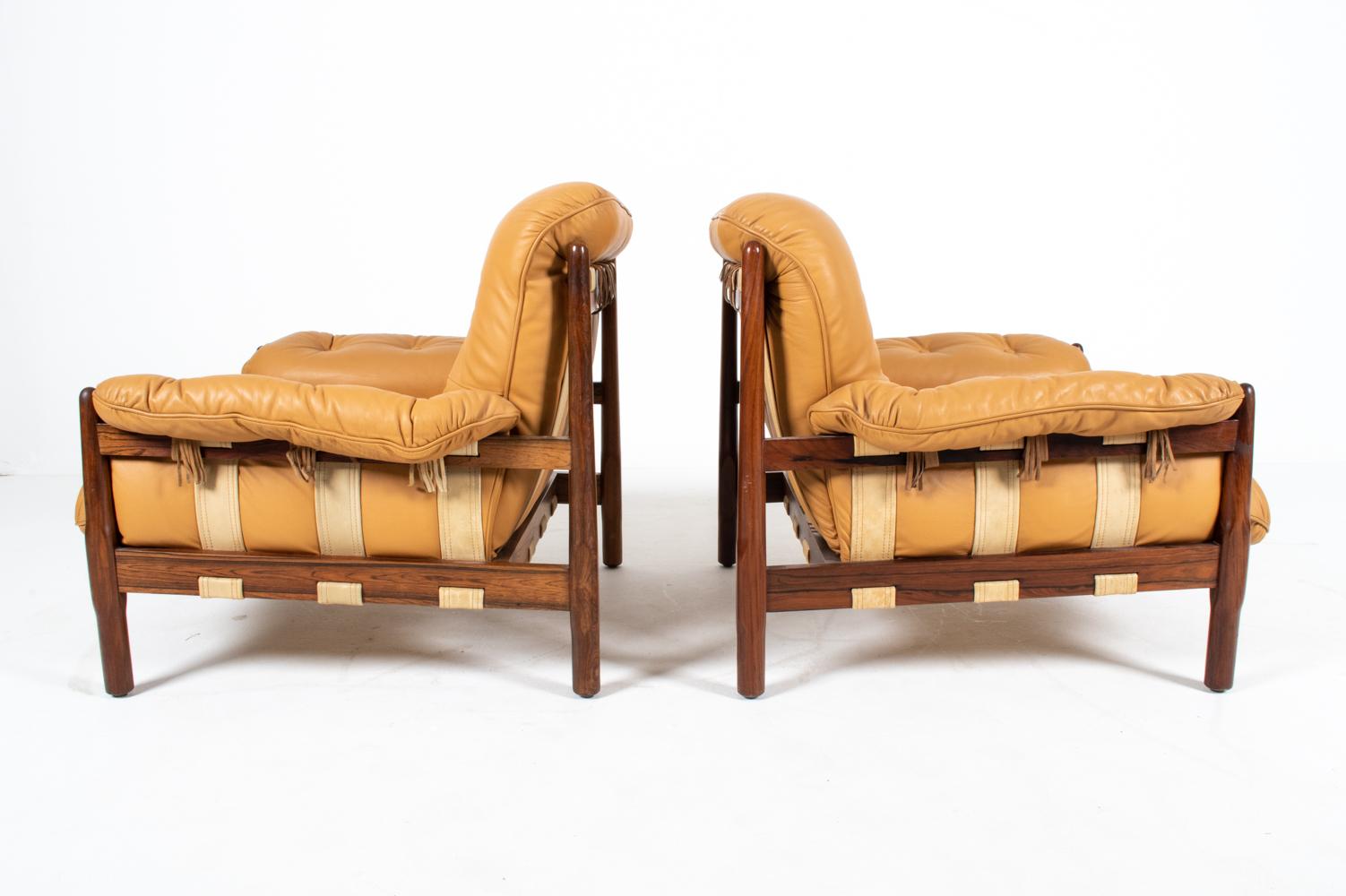 Paire de fauteuils modernistes brésiliens en bois de rose et cuir, vers 1970 en vente 3