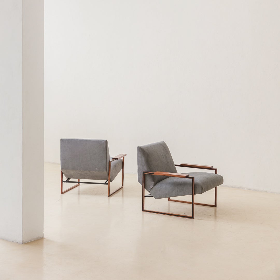 In his designs, Percival Lafer sought ergonomy and comfort. This pair of MP-5 lounge chairs by Percival Lafer comprises an iron structure covered with golden Caviuna wood and an independent seat with new leather. Its unique design and construction