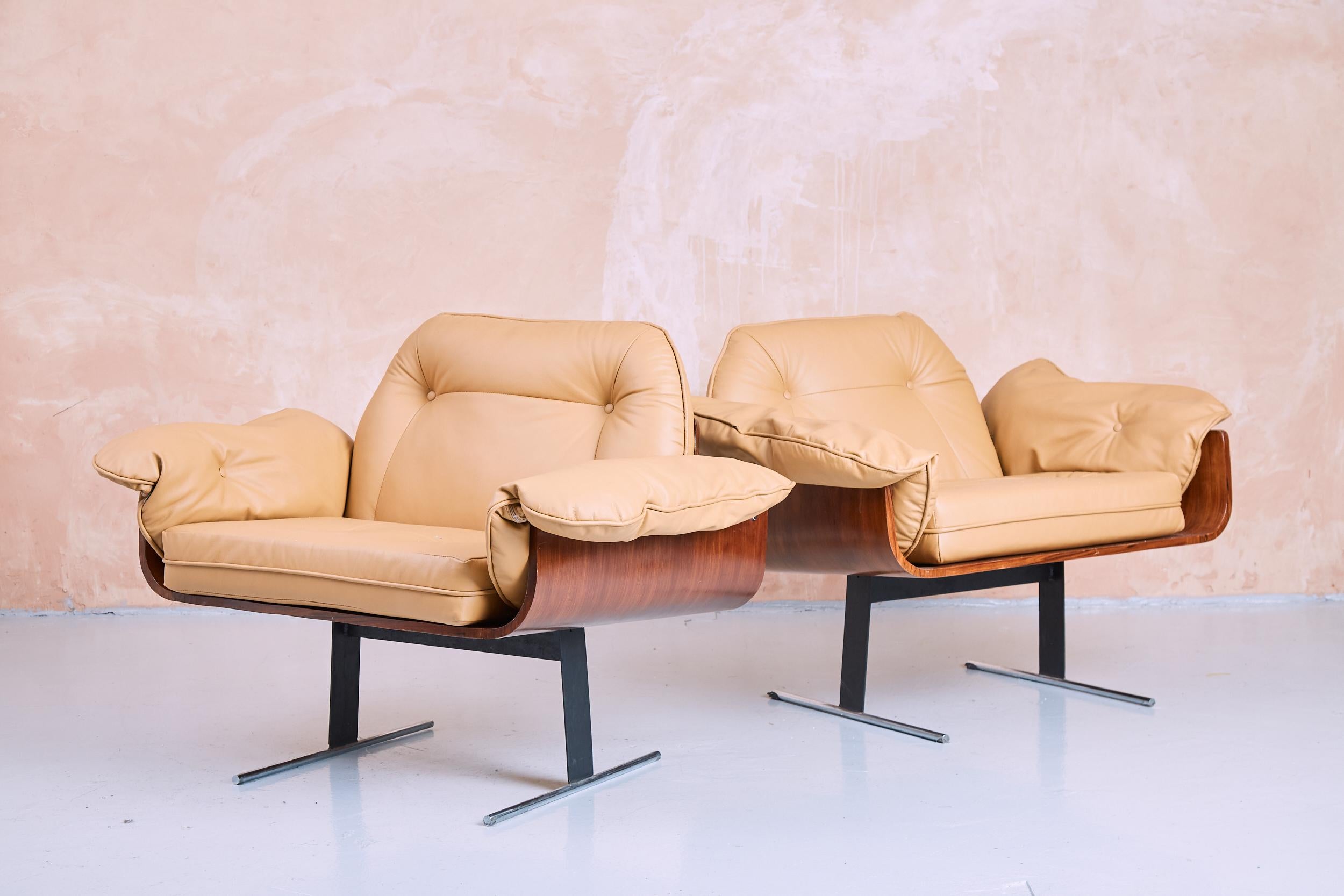 Pair of Brazilian 'Presidencial' Lounge Chairs by Jorge Zalszupin for L'Atelier In Good Condition For Sale In London, GB