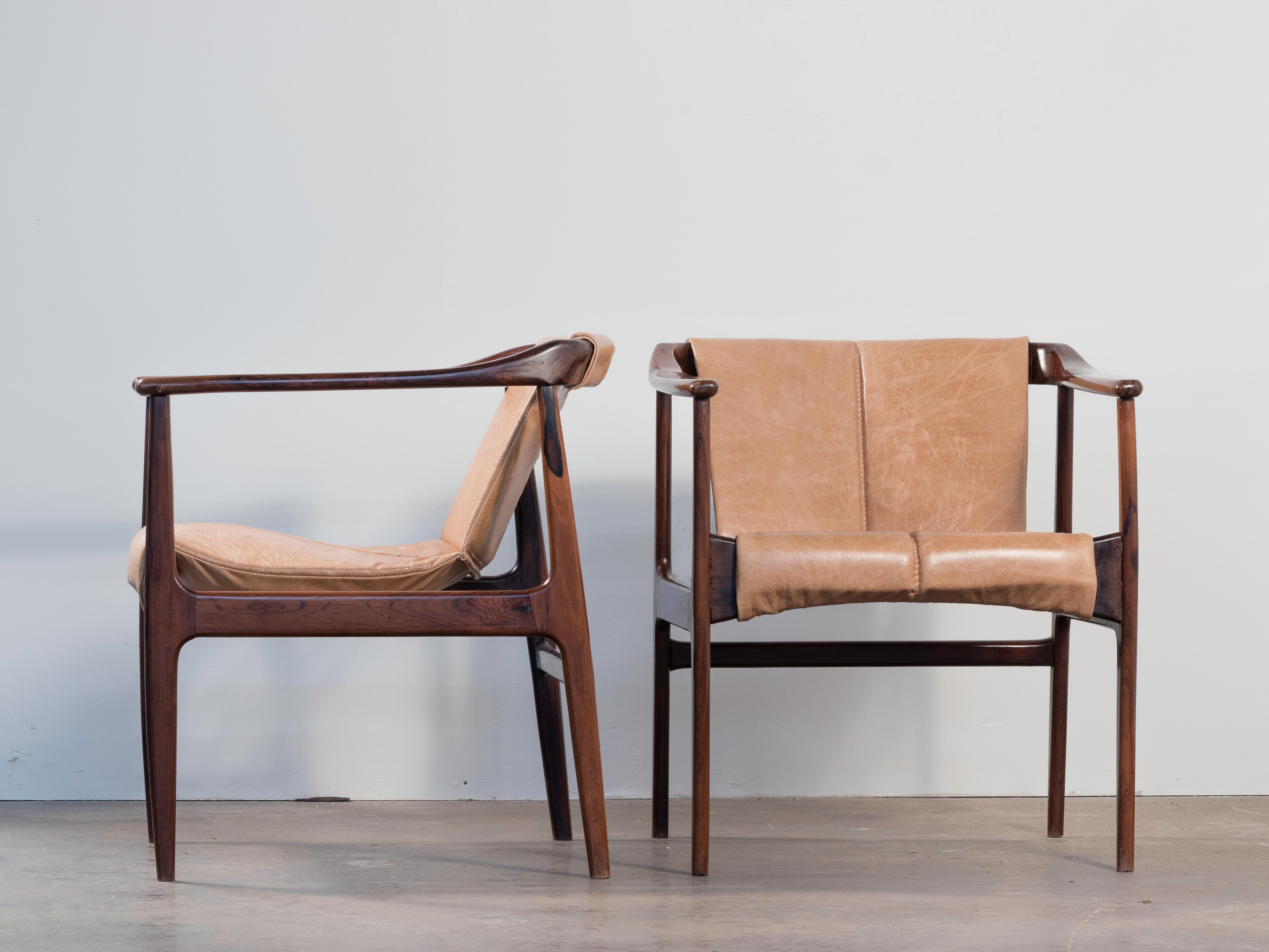 Pair of chairs with armrests made of Brazilian Rosewood (Jacaranda) and leather by the Brazilian company Cantù Móveis e Interiores Ltda.

Jabour Mauad and Osires Cunha Meale were responsible for designing the furniture of Móveis Cantù. This