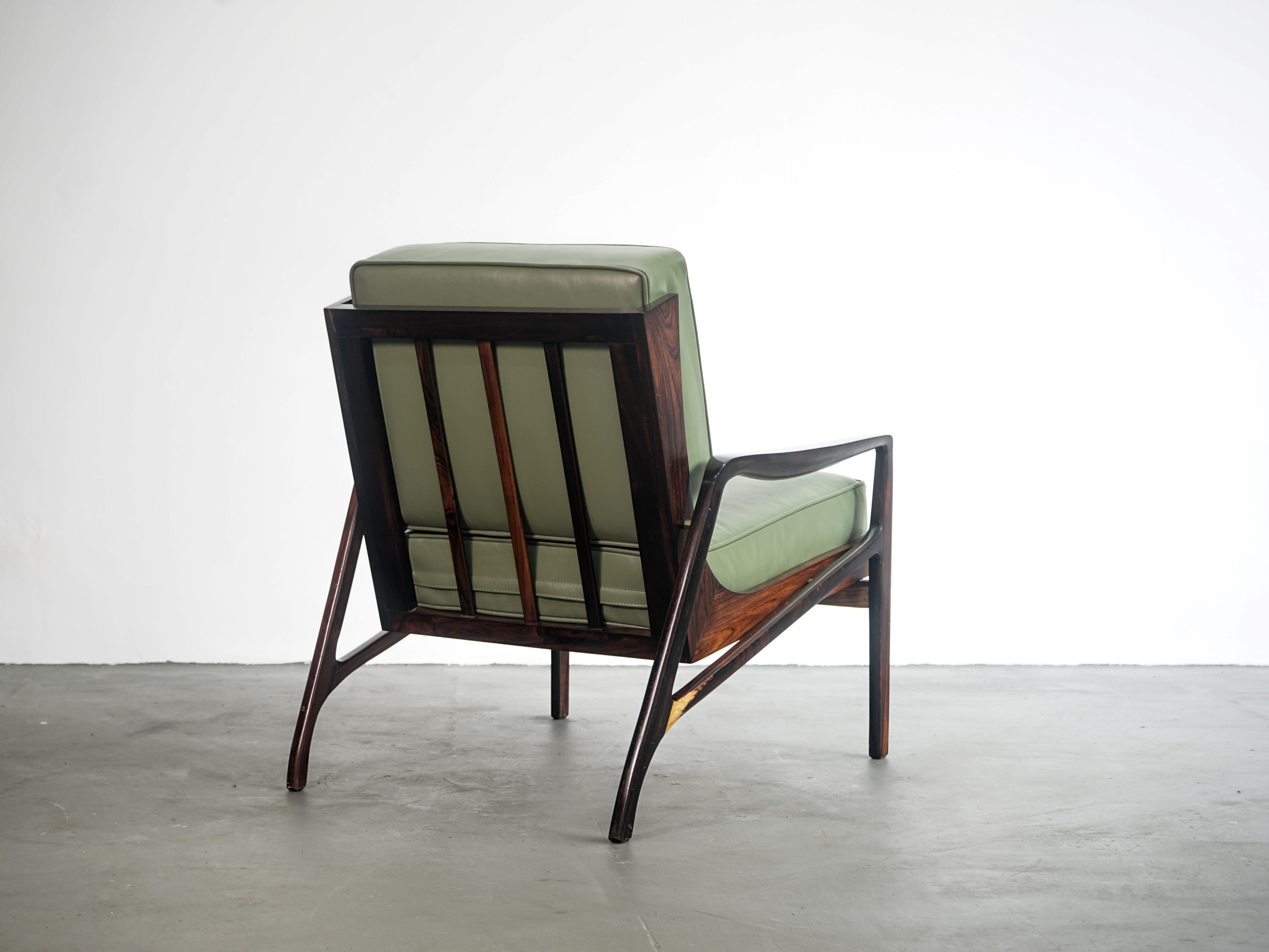 Pair of Brazilian Rosewood Armchair by Liceu De Artes e Officios, Midcentury In Good Condition For Sale In New York, NY