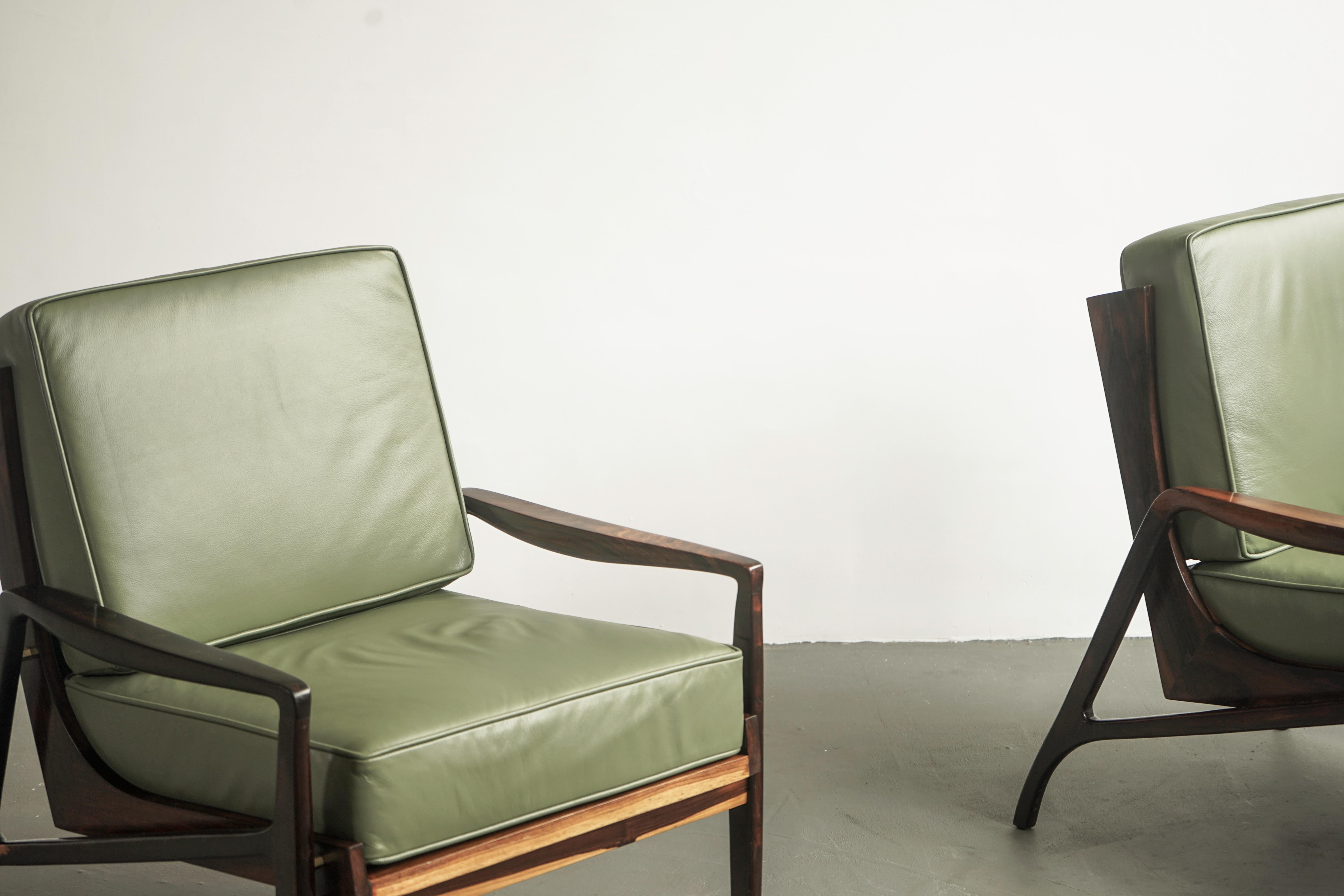 Cuir Paire de fauteuils en bois de rose brésilien par Liceu De Artes e Officios:: milieu du siècle dernier en vente