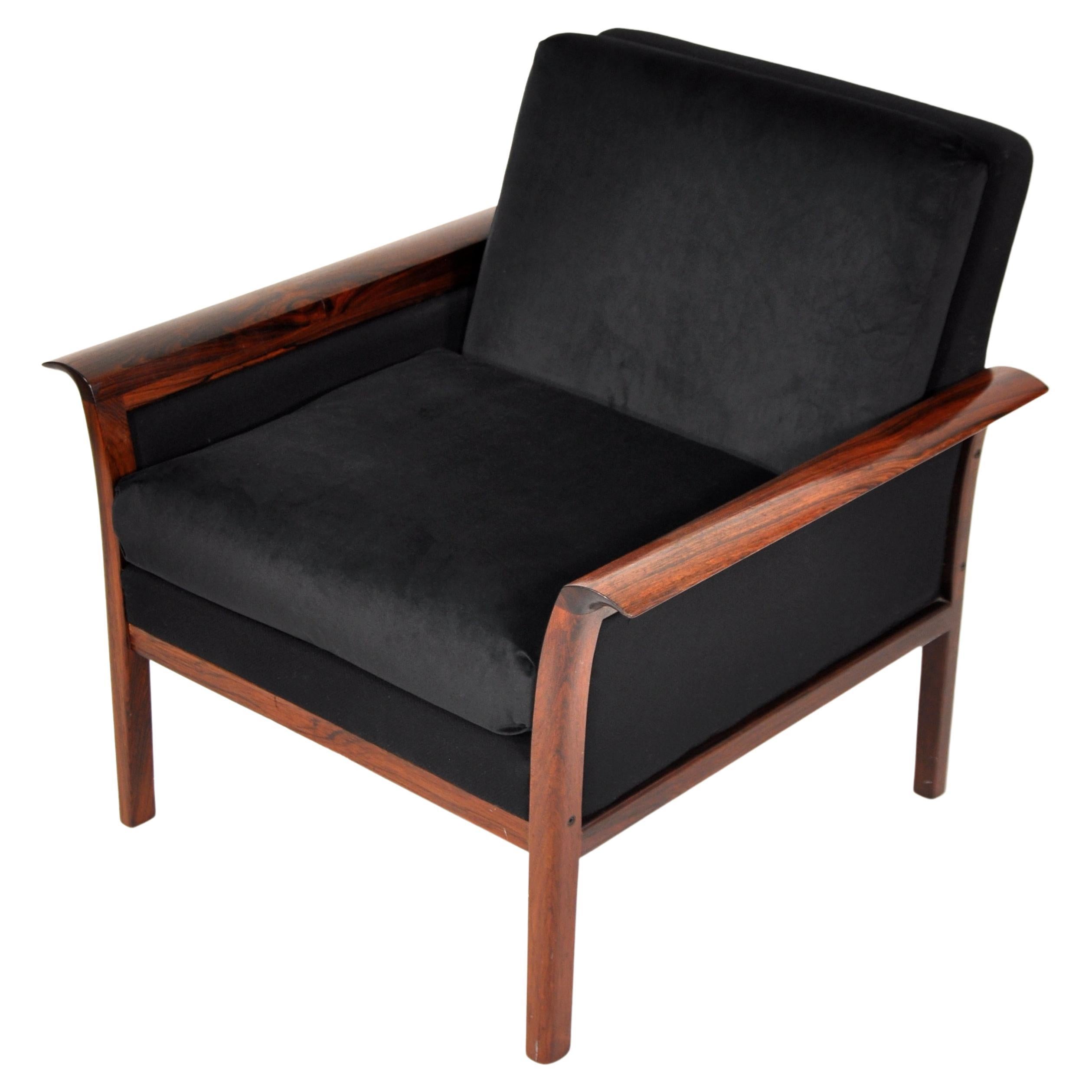 Gorgeous pair of vintage model 934 lounge chairs in Brazilian rosewood, designed by Fredrik A. Kayser and manufactured by Vatne Mobler in Norway in the mid 1960s. The chairs have removable cushions that have been newly reupholstered in black velvet.