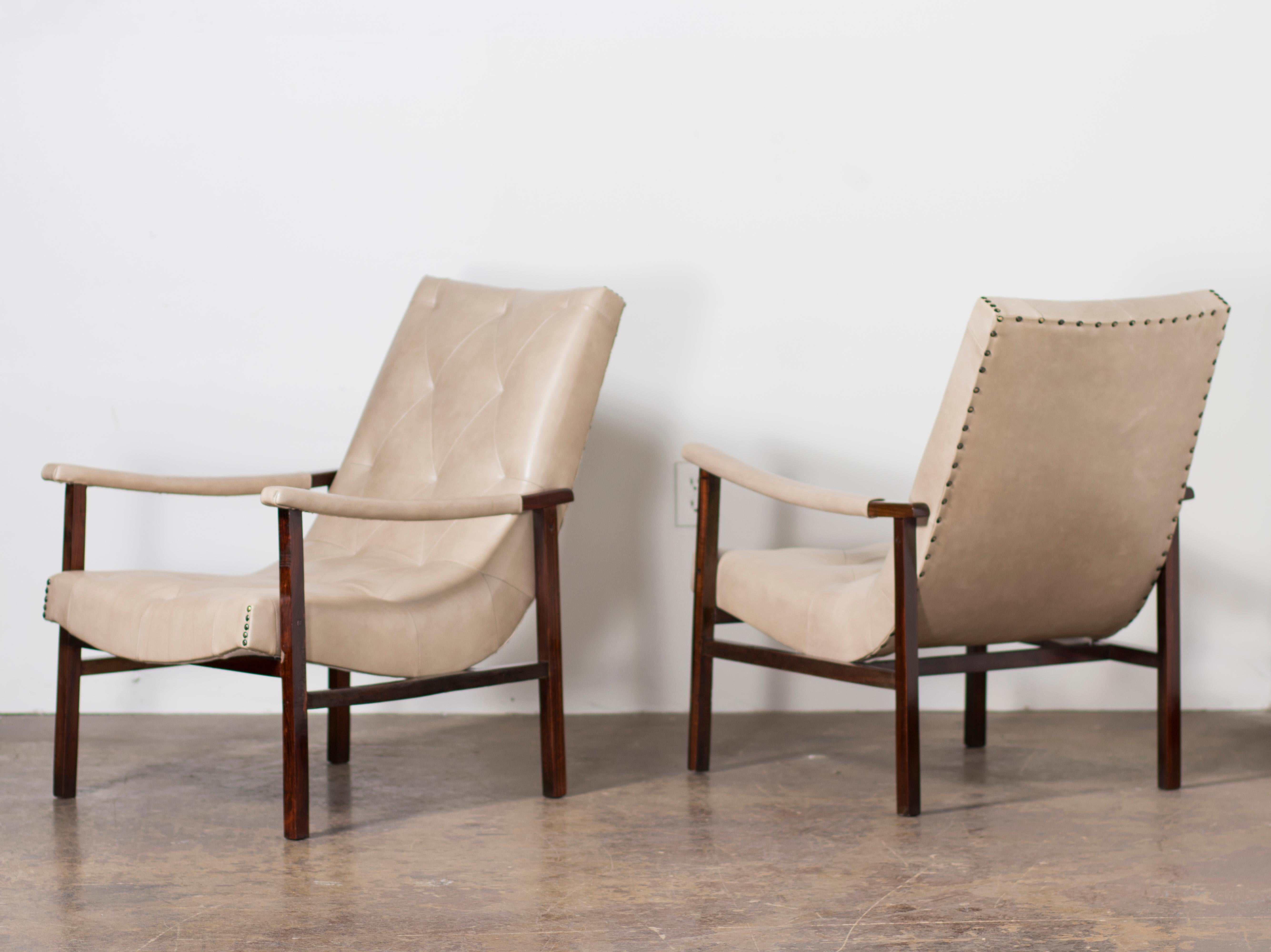 Disegnata da Gelli, una coppia di poltrone moderne brasiliane, in palissandro e pelle.  Brasile, circa anni '50. 

Coppia di poltrone realizzate in palissandro brasiliano (Jacaranda) e recentemente rivestite in pelle beige di alta qualità dagli
