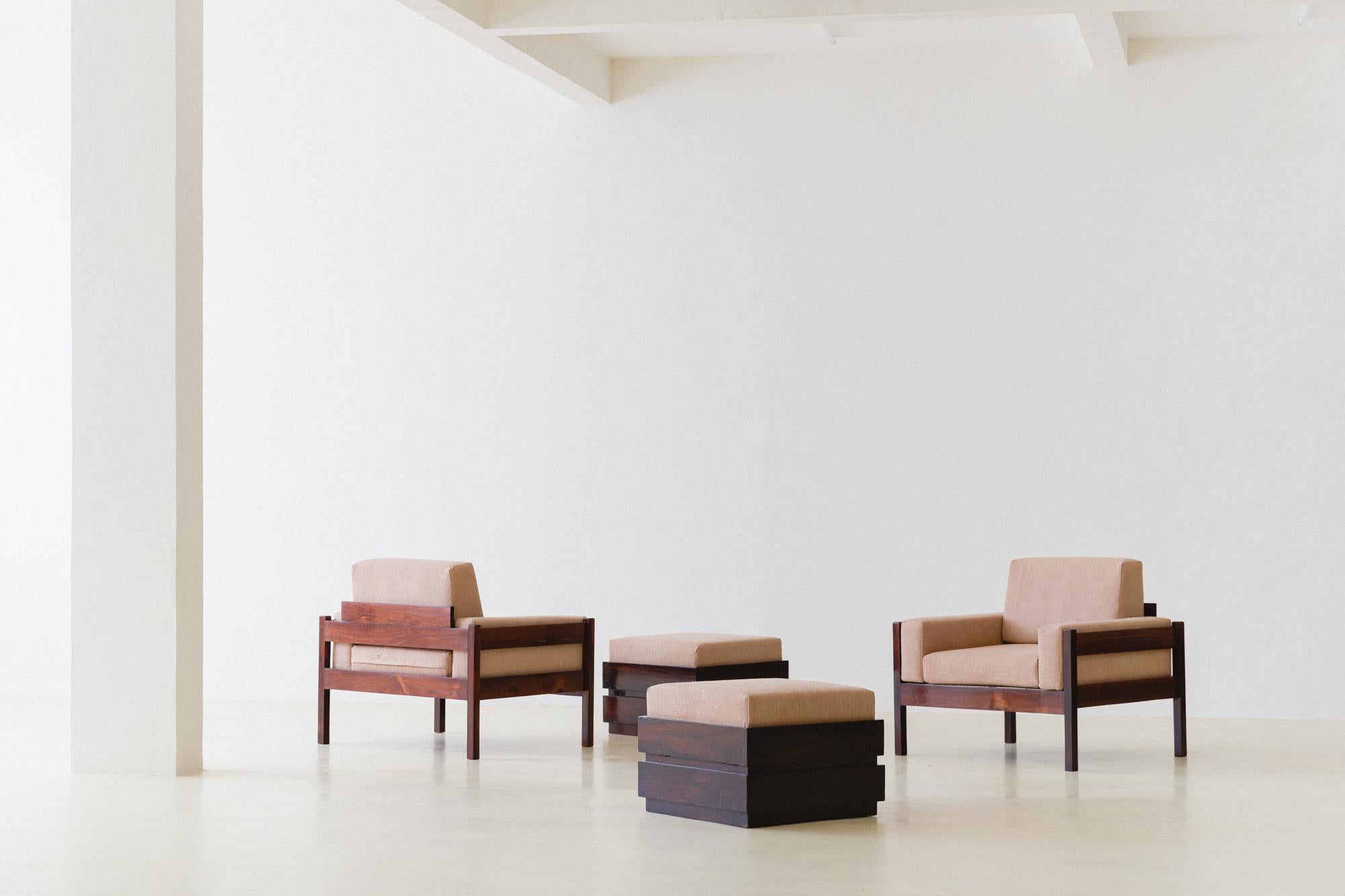 Ces fauteuils et ottomans ont été produits par la société brésilienne Celina Decorações dans les années 1960. Toutes les pièces sont fabriquées en bois de rose massif, avec des coussins garnis d'un magnifique tissu 100% soie organique, de notre