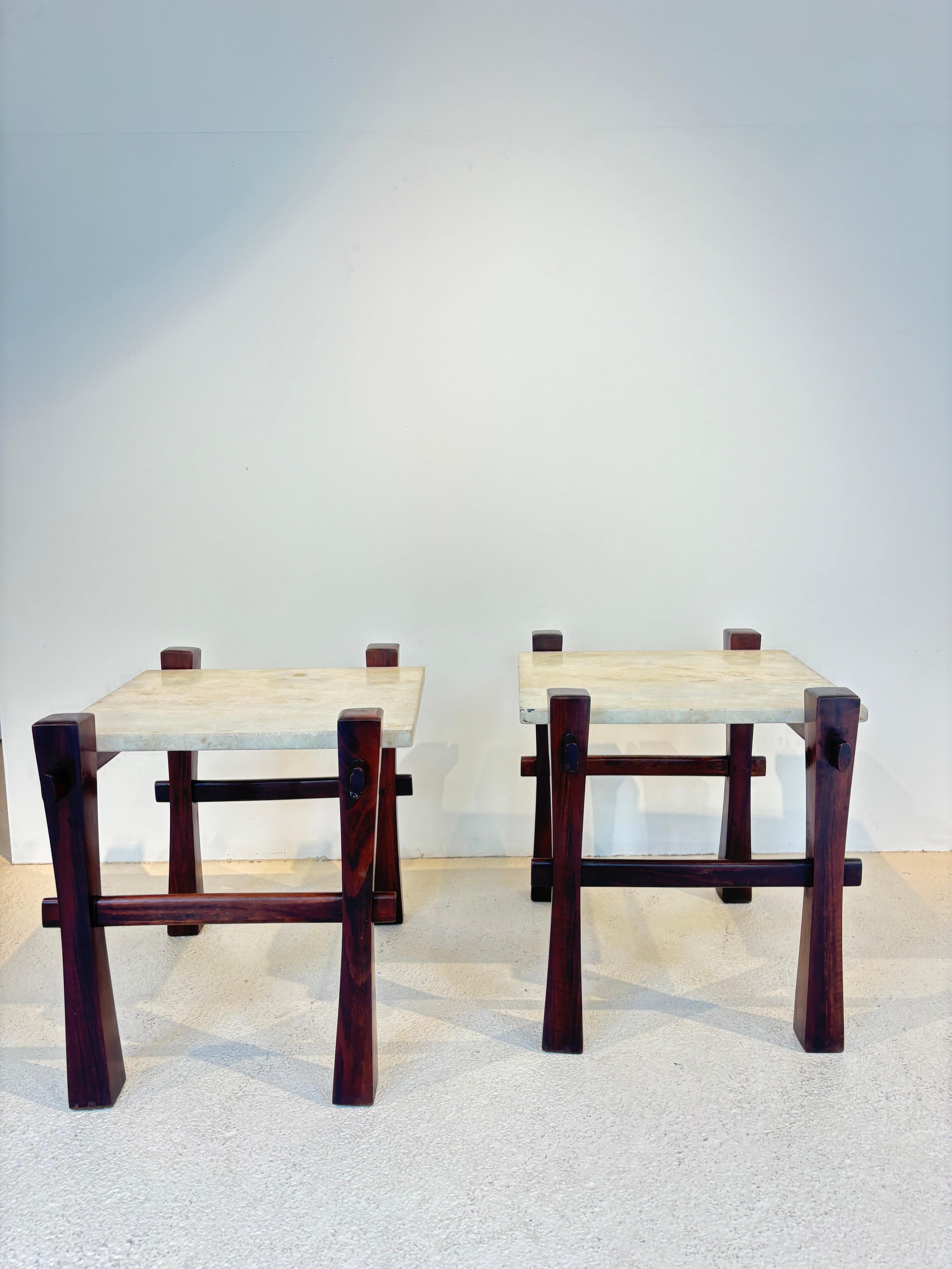 Jolie paire de table d’appoint brésilienne vers 1960 dans le style de Giuseppe Scapinelli. 