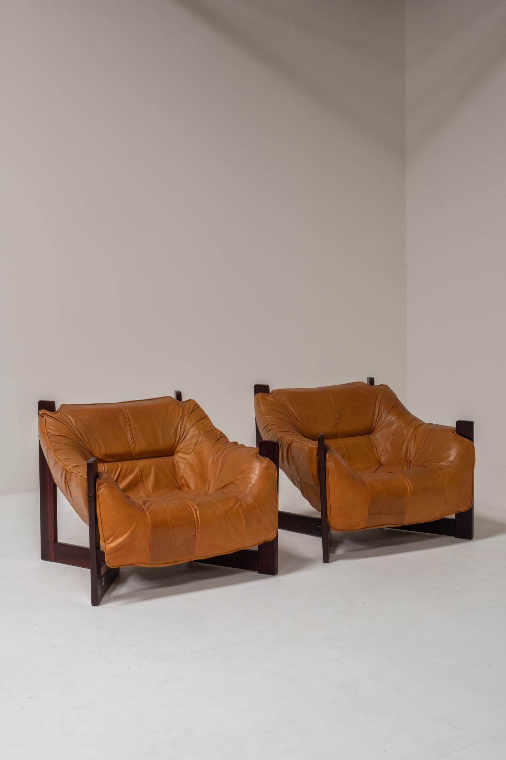 Bellissima coppia di sedie lounge vintage progettate e prodotte da Lafer MP in Brasile negli anni '70. Queste sedie sono caratterizzate dall'inconfondibile combinazione di comfort, maestria e design modernista.

I telai sono realizzati in legno