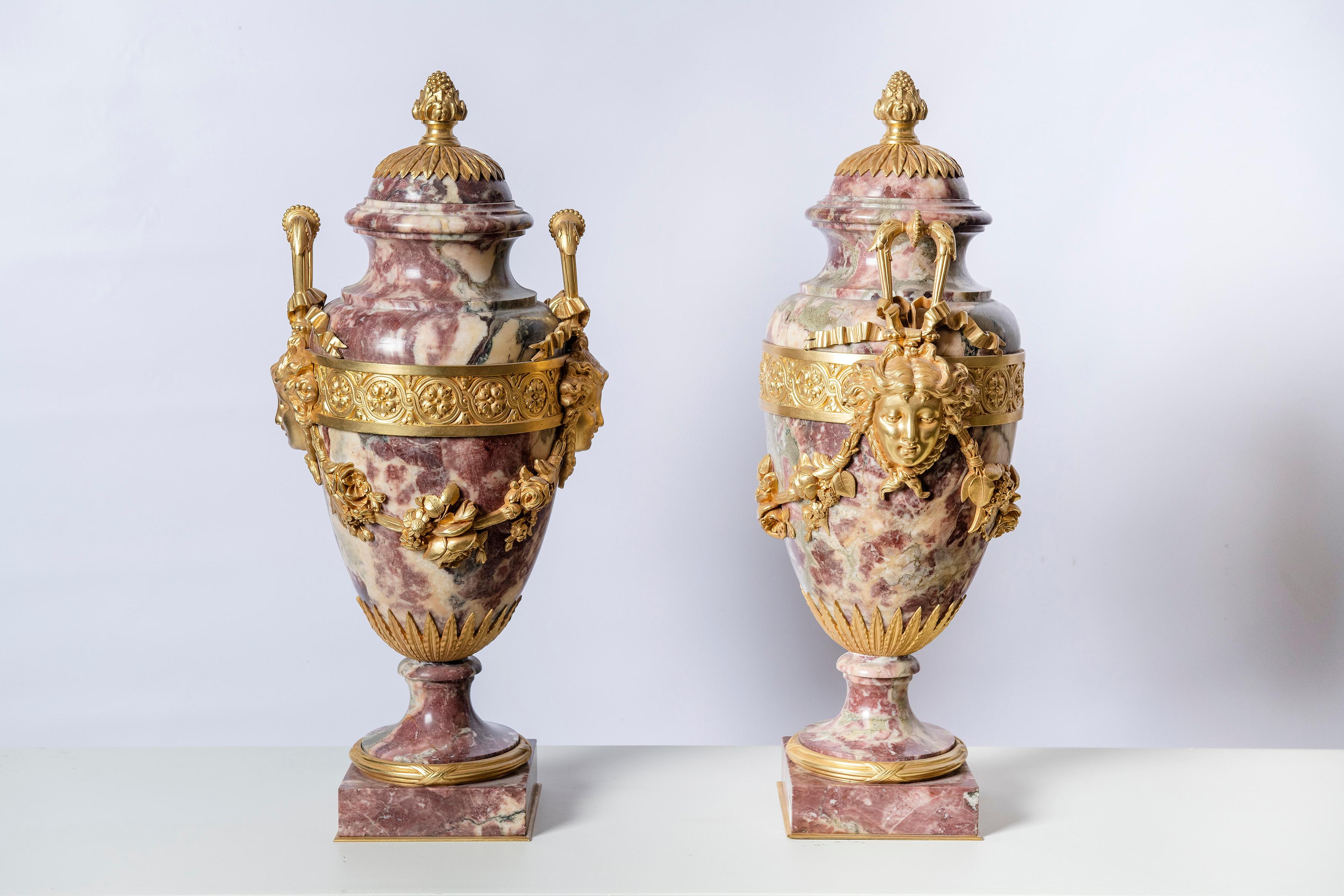 Paire de cassolettes en marbre brèche et bronze doré, France, milieu du XIXe siècle.