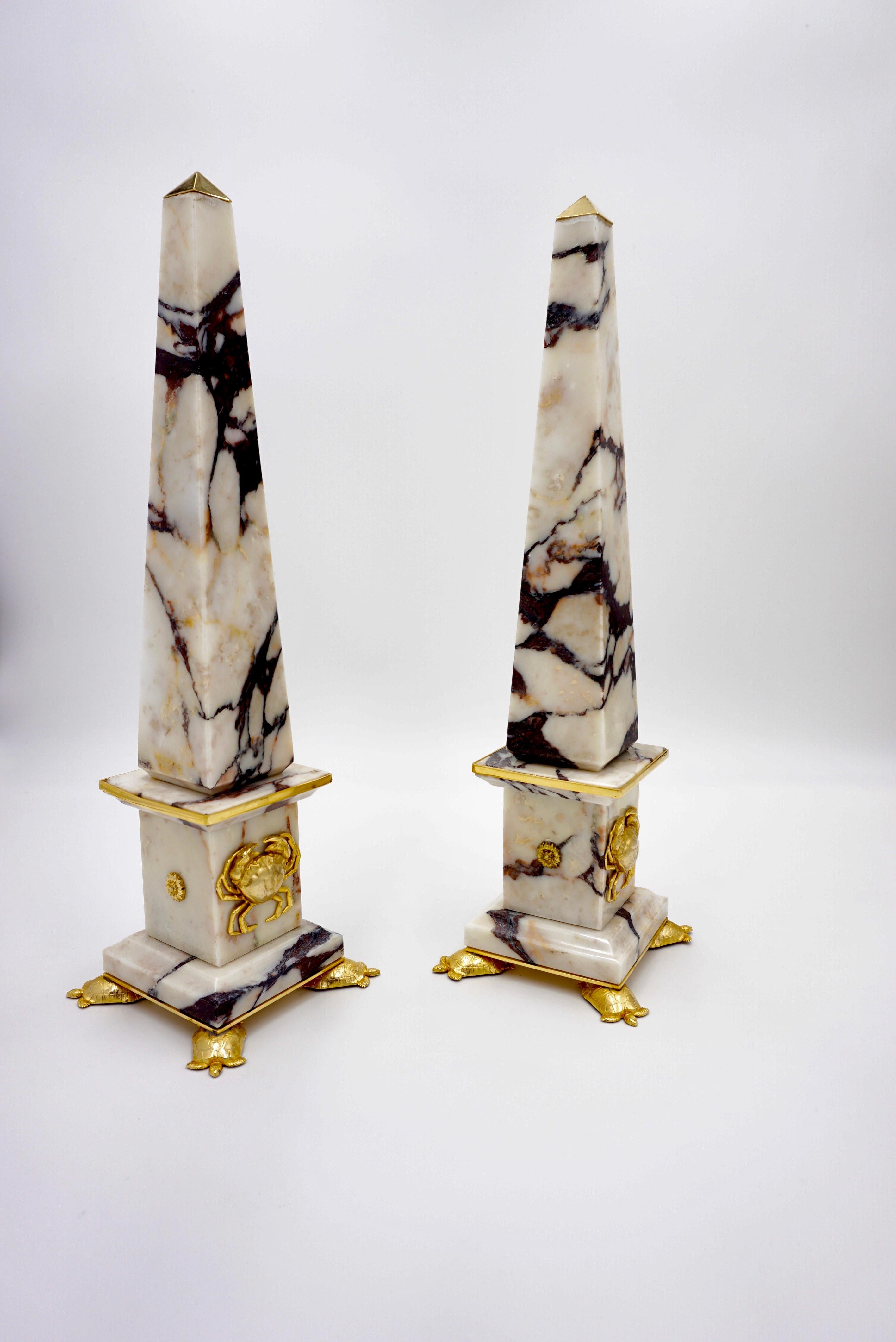 Pareja de obeliscos italianos de mármol y bronce Cangrejos -colección Grand Tour- producidos por Lorenzo Ciompi, 2018.
Diseñado, producido y ejecutado directamente en exclusiva para la Galería Compendio en edición limitada de 10 ejemplares.
Mármol