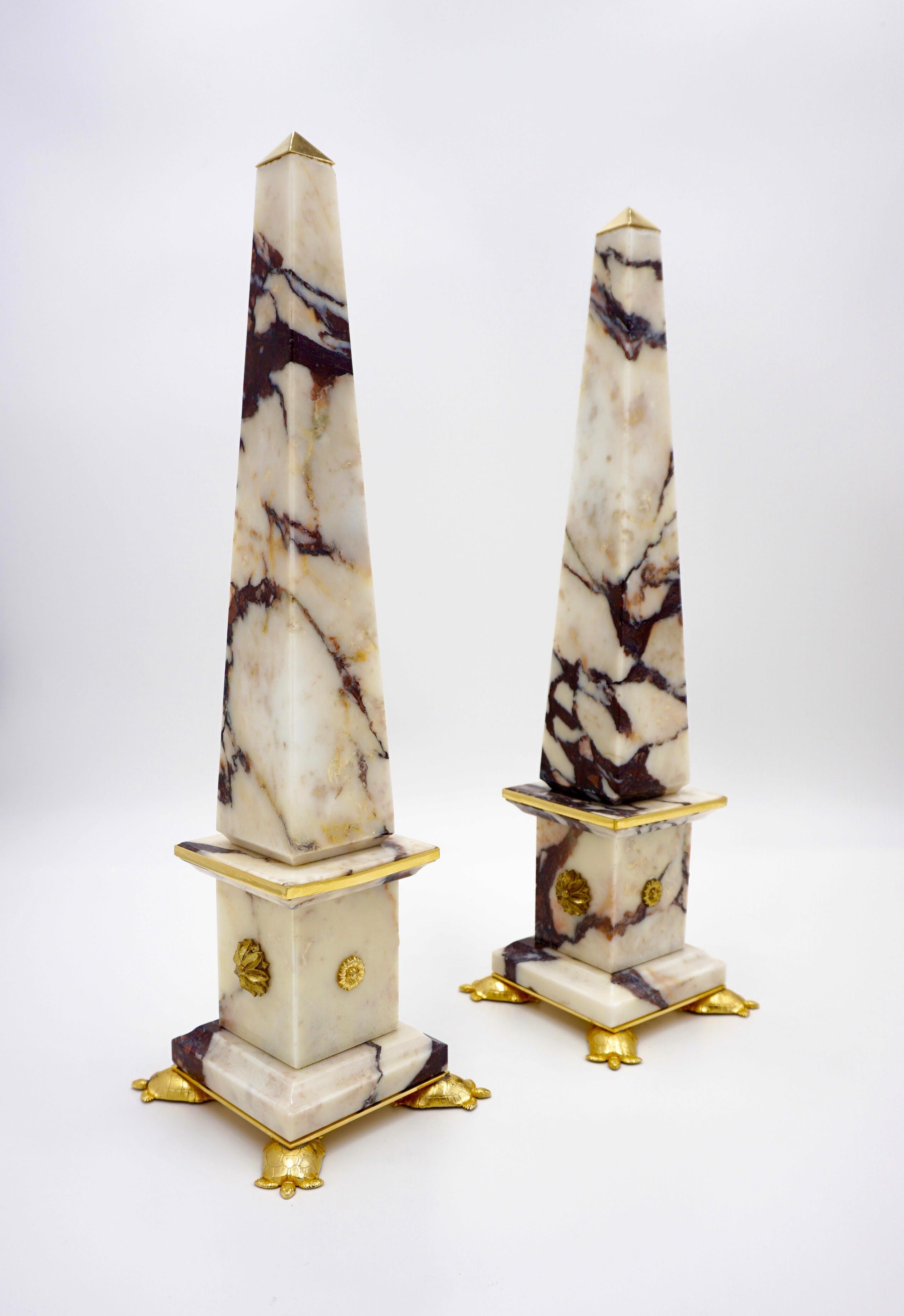 Pareja de Obeliscos de Mármol y Bronce de Breccia Medicea, 