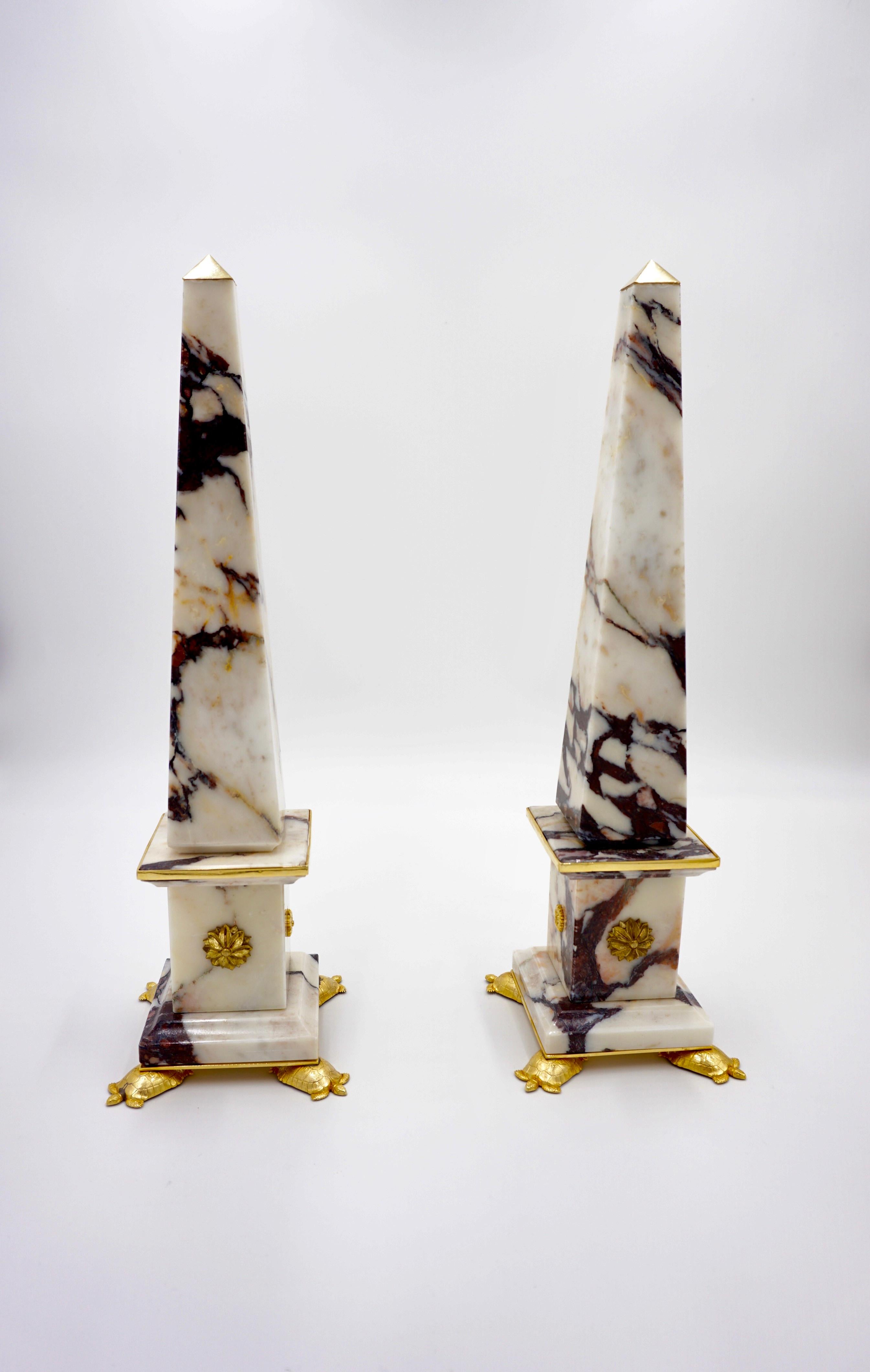 Pareja de Obeliscos de Mármol y Bronce de Breccia Medicea, 