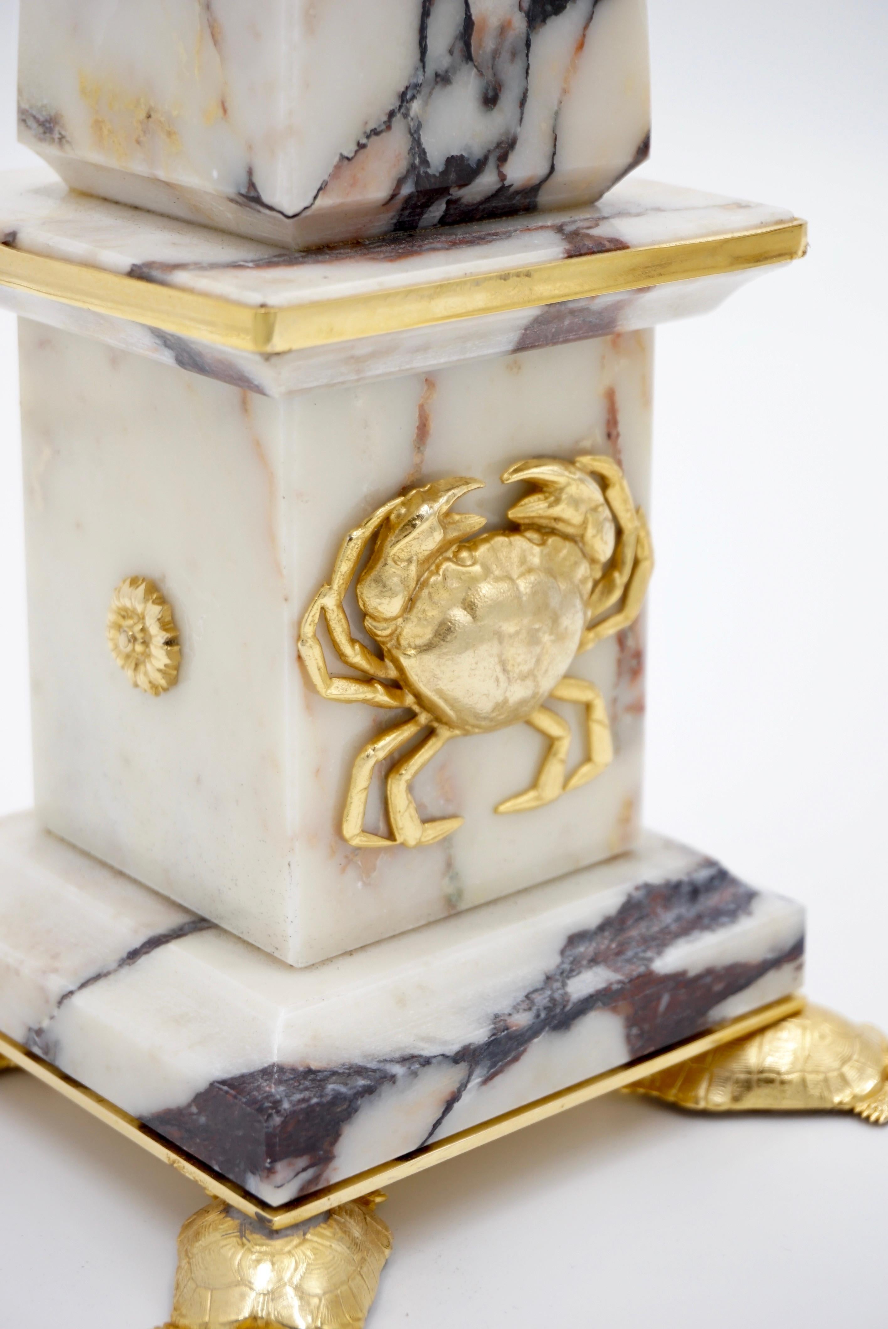 Pareja de Obeliscos de Mármol y Bronce de Breccia Medicea, 