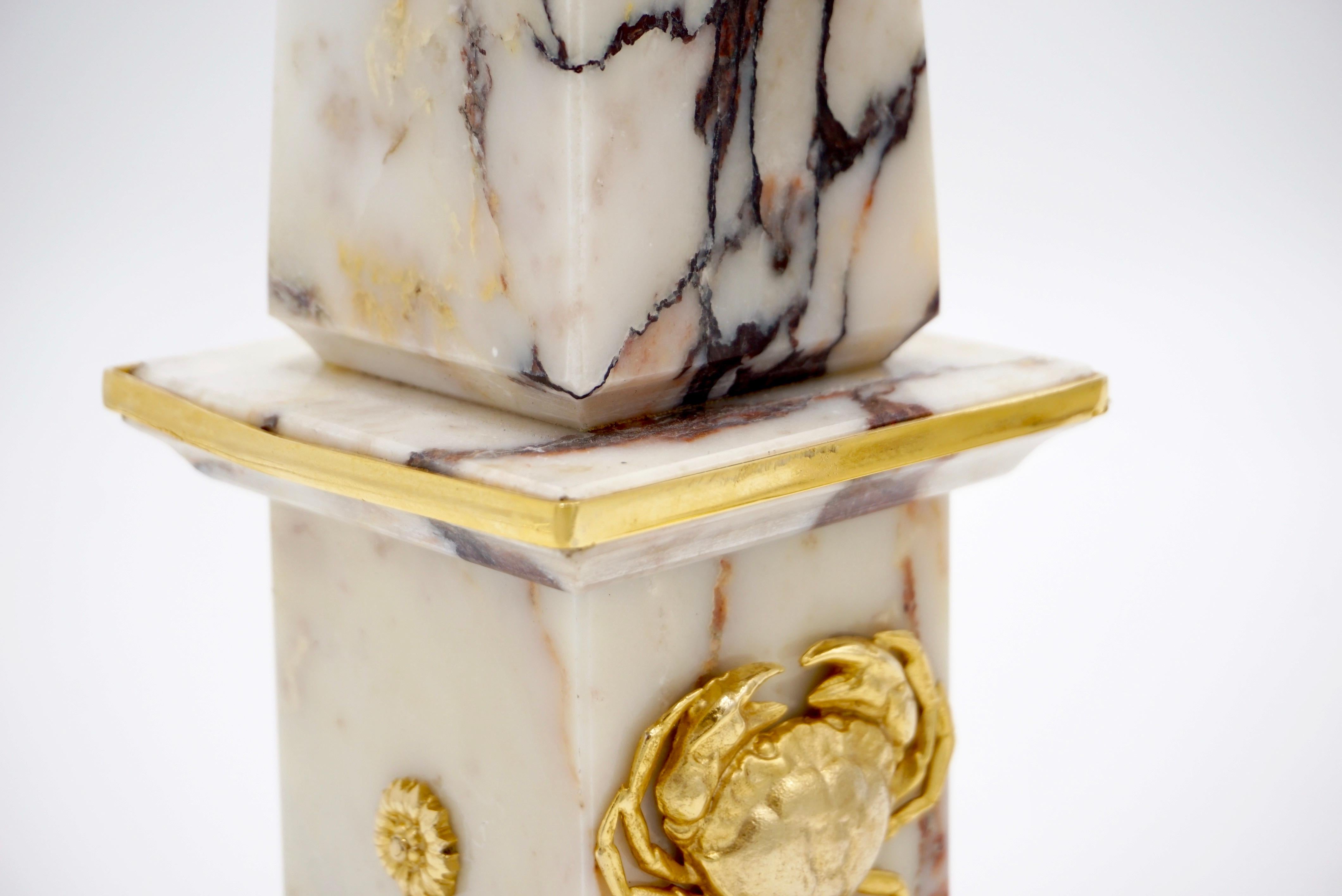 Pareja de Obeliscos de Mármol y Bronce de Breccia Medicea, 