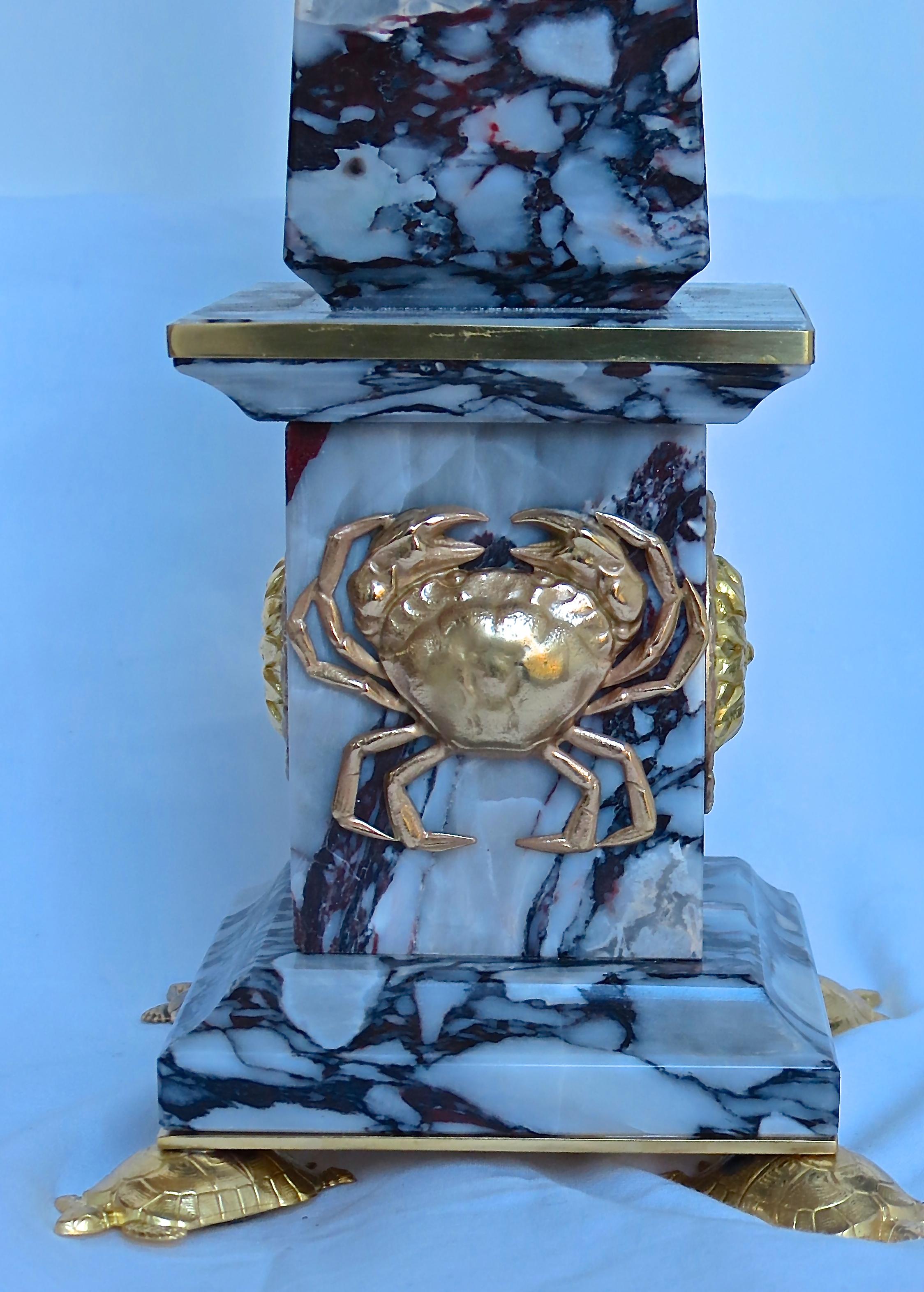 Paire d'obélisques Breccia Medicea en marbre et bronze, 