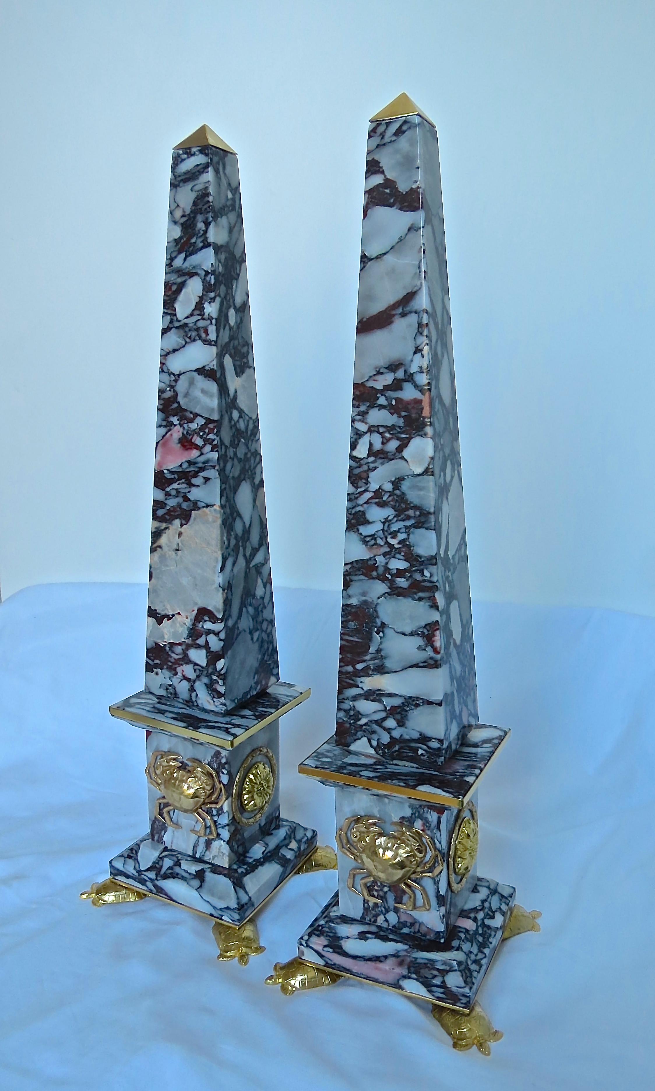 Paar italienische Obelisken aus Marmor und Bronze Krabben -Grand Tour Kollektion- hergestellt von Lorenzo Ciompi, 2018.
Entworfen, produziert und ausgeführt direkt und exklusiv für die Galerie Compendio in einer limitierten Auflage von 10
