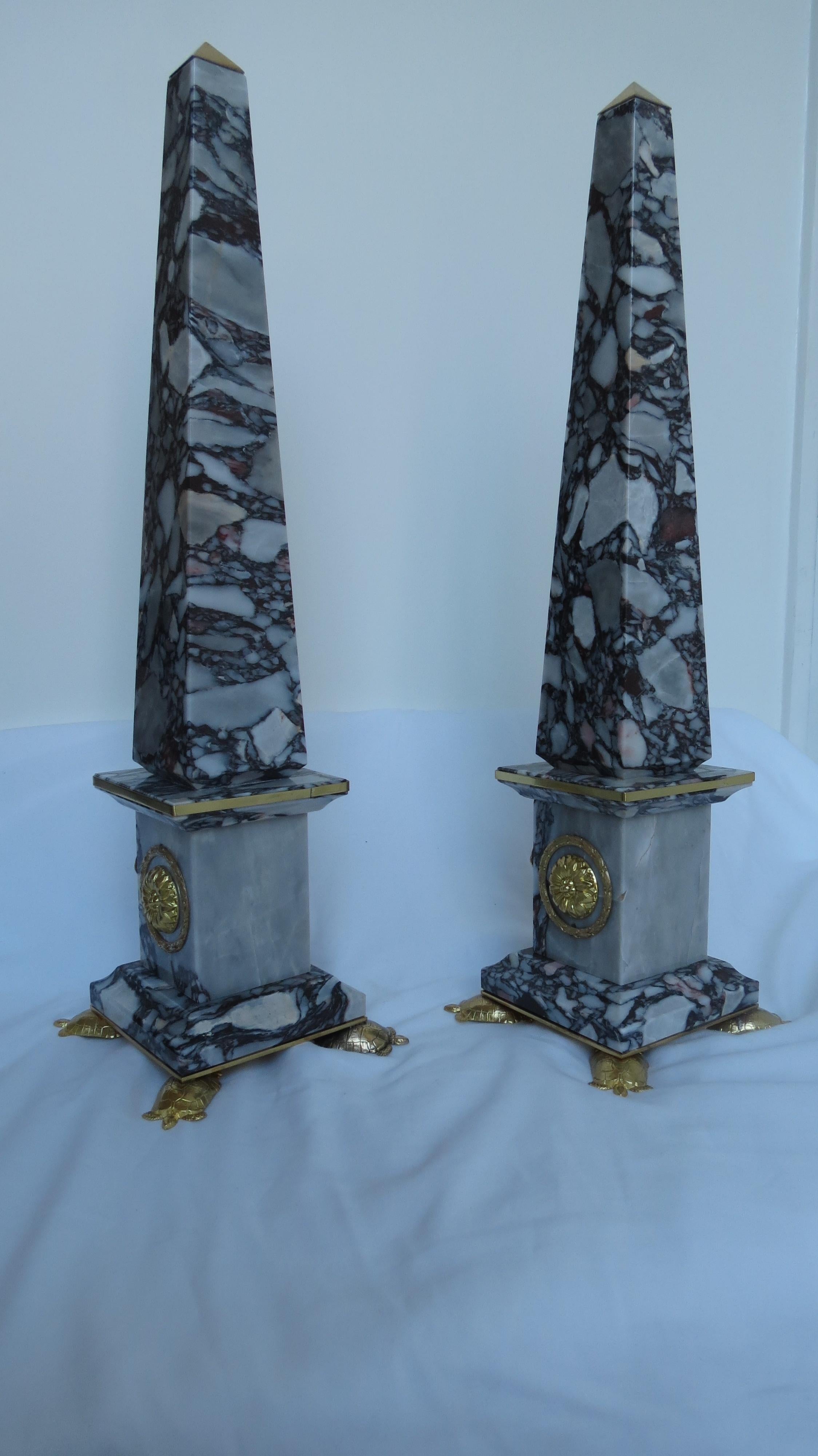 Paar Obelisken aus Breccia Medicea-Marmor und Bronze, „Krabben“, limitierte Auflage 2018 (21. Jahrhundert und zeitgenössisch) im Angebot