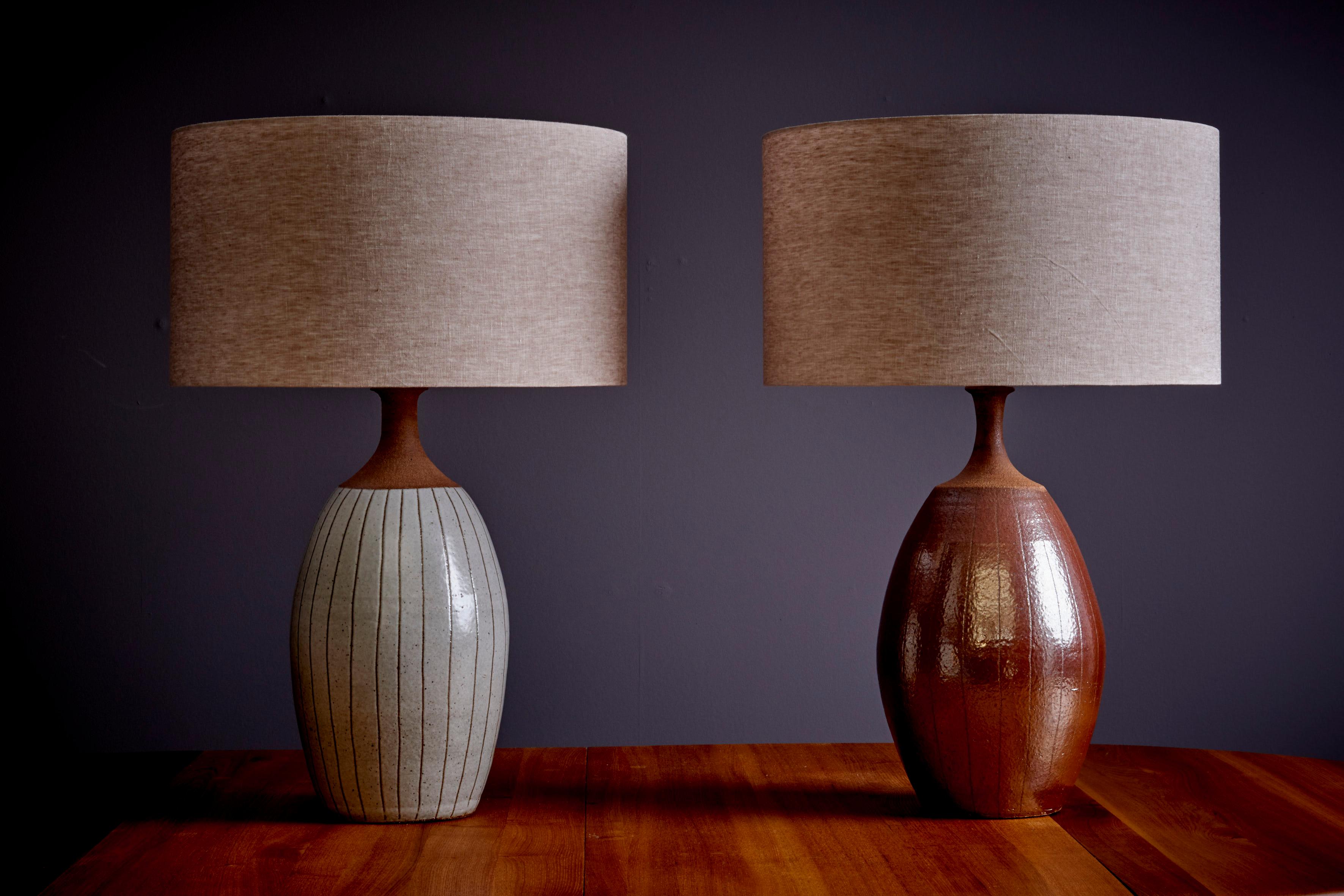 Brent Bennett Pair of Table Lamps in brown and off-white ceramic, USA - 2022. The measurements given apply to the lamp with the shade. The lamp base measures 53cm in height. 