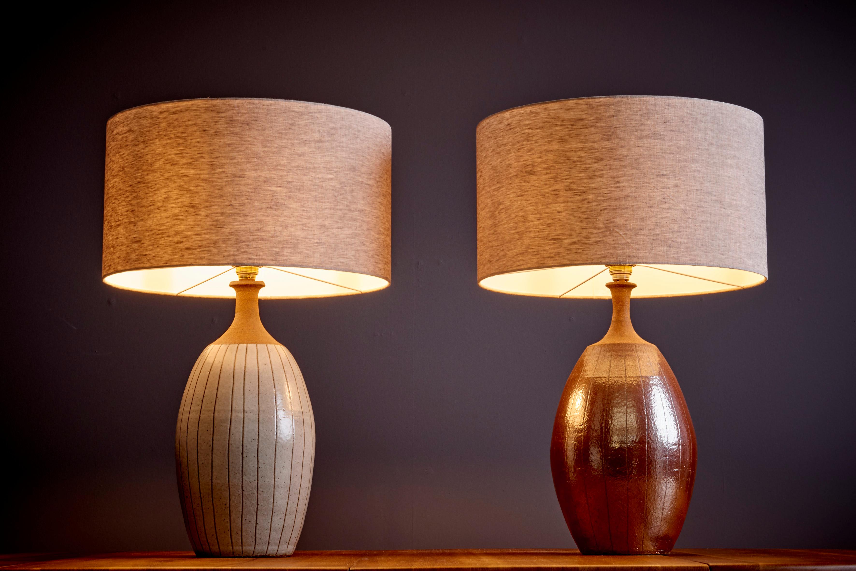 American Pair of Brent Bennett Table Lamp in brown and off-white ceramic, USA - 2022 For Sale