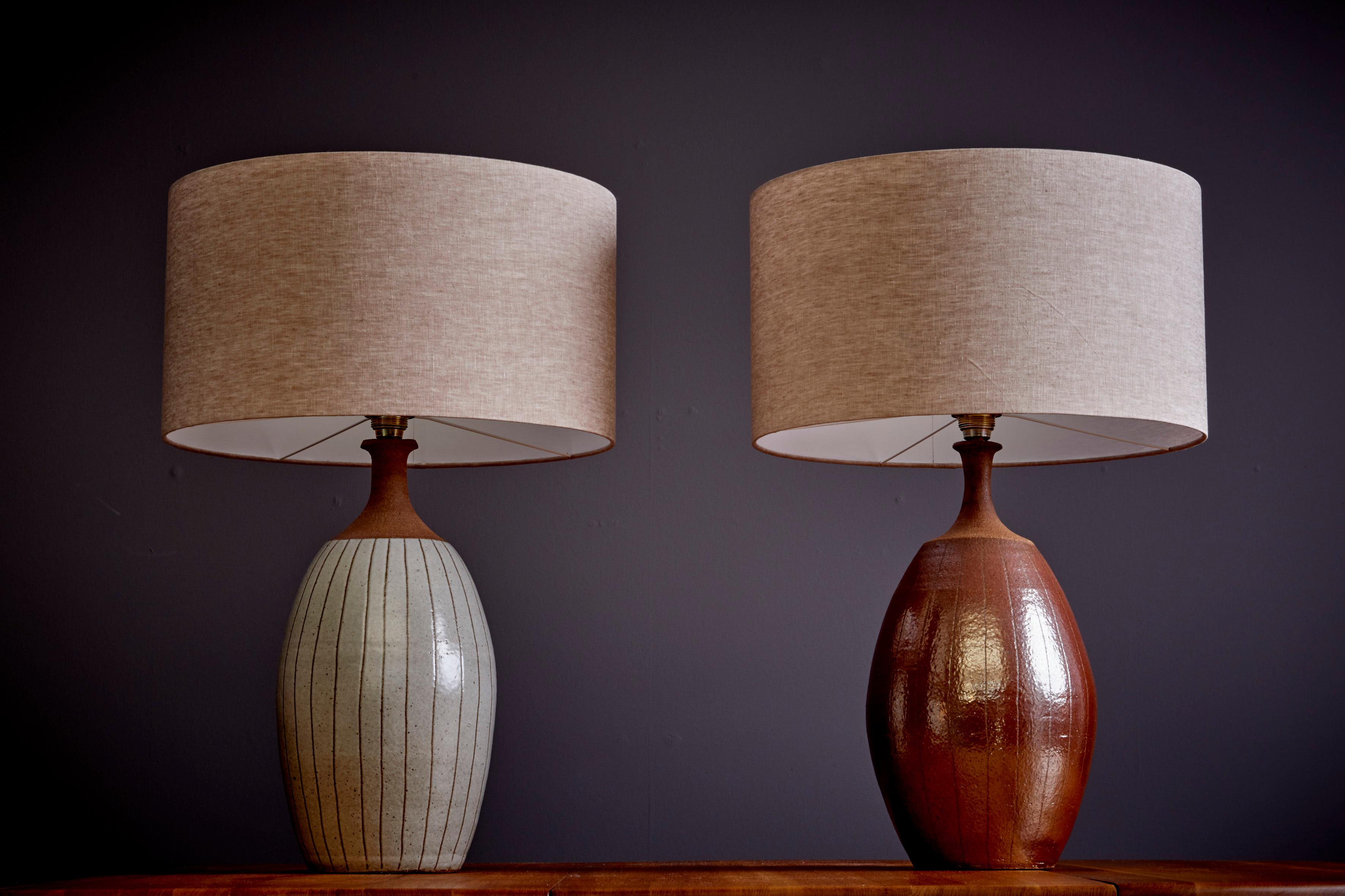 Pair of Brent Bennett Table Lamp in brown and off-white ceramic, USA - 2022 In Good Condition For Sale In Berlin, DE