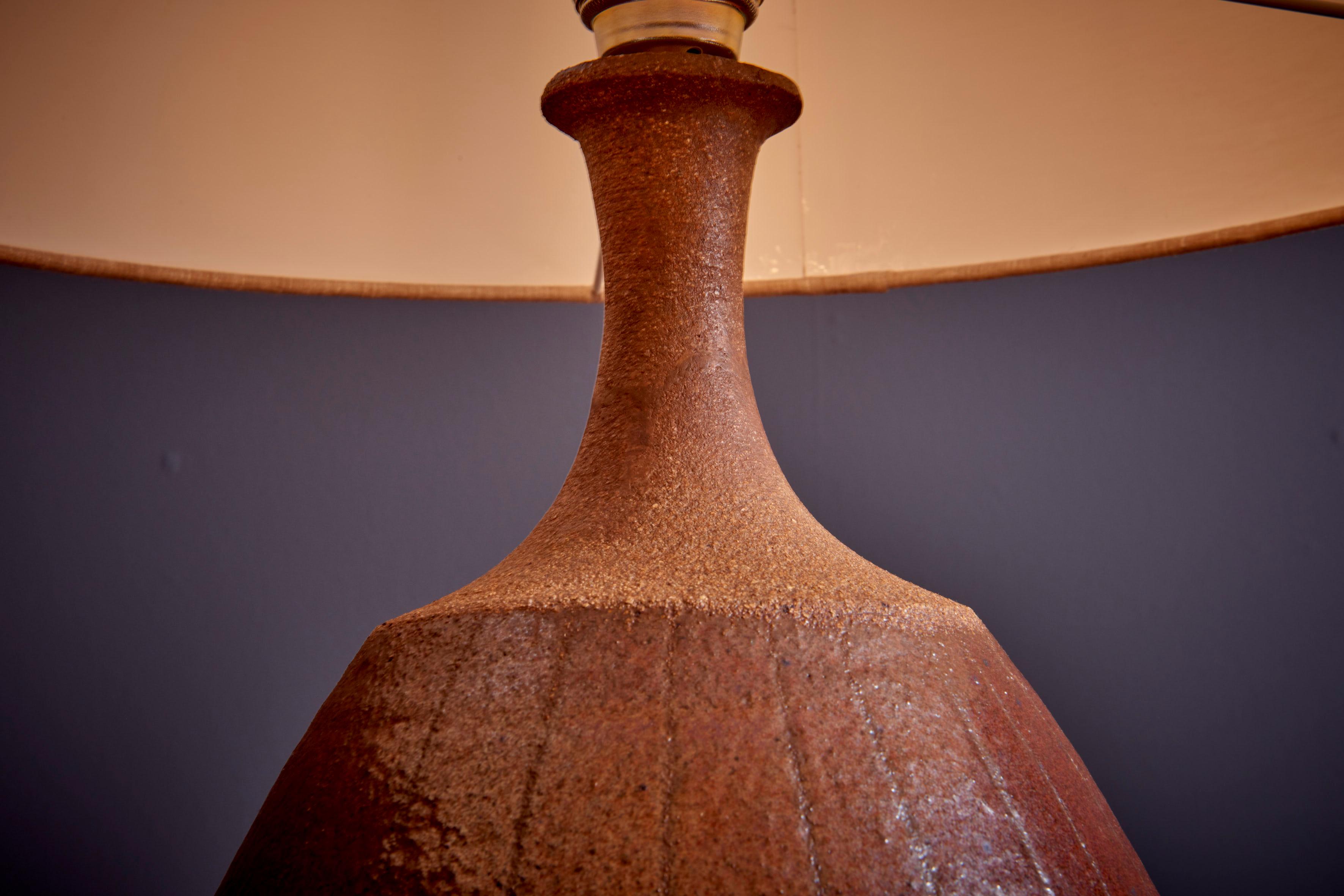 Céramique Paire de lampes de table Brent Bennett en céramique Brown et Off-White, USA - 2022 en vente