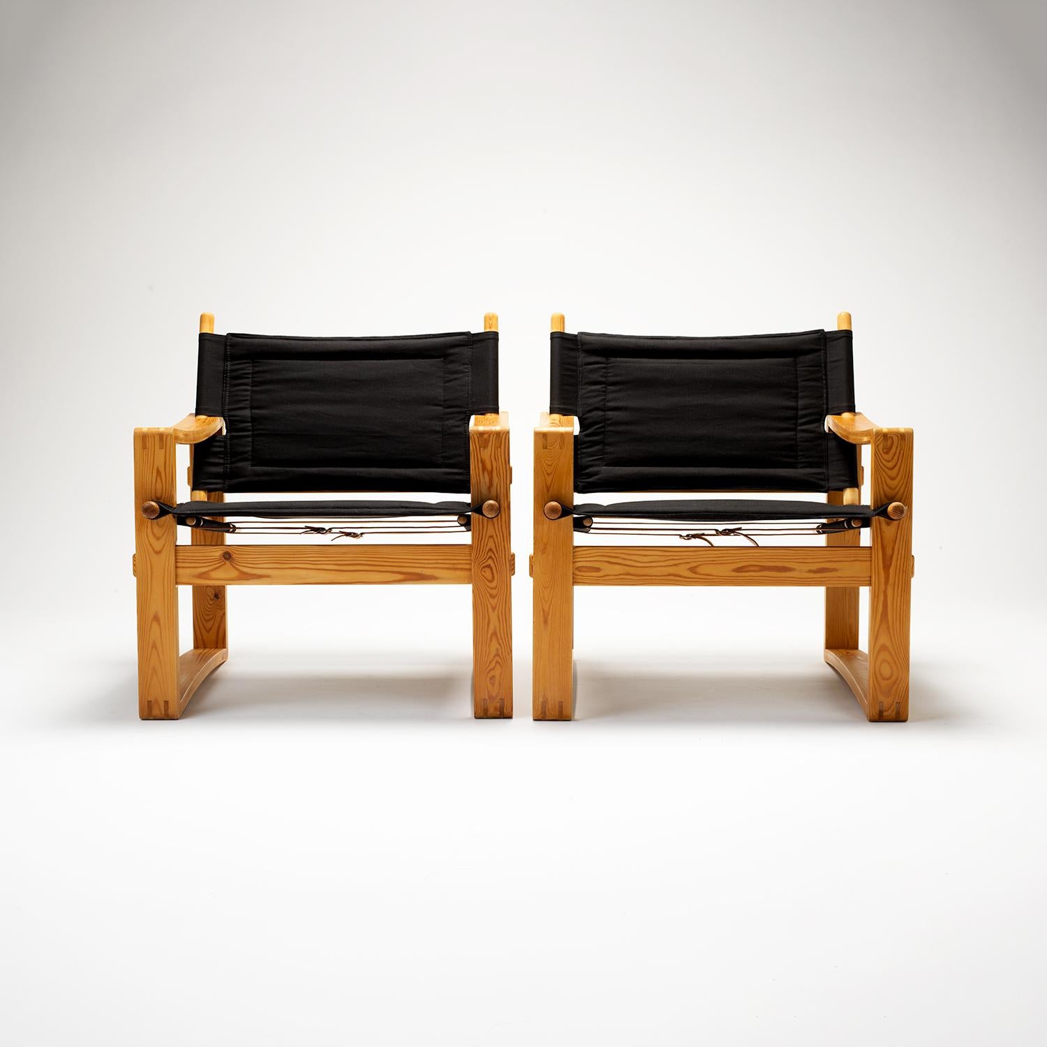 A pair of pine safari chairs designed by Børge Jensen for Bernstorffsminde Møbelfabrik, Denmark. New black canvas upholstery. Excellent vintage condition.

