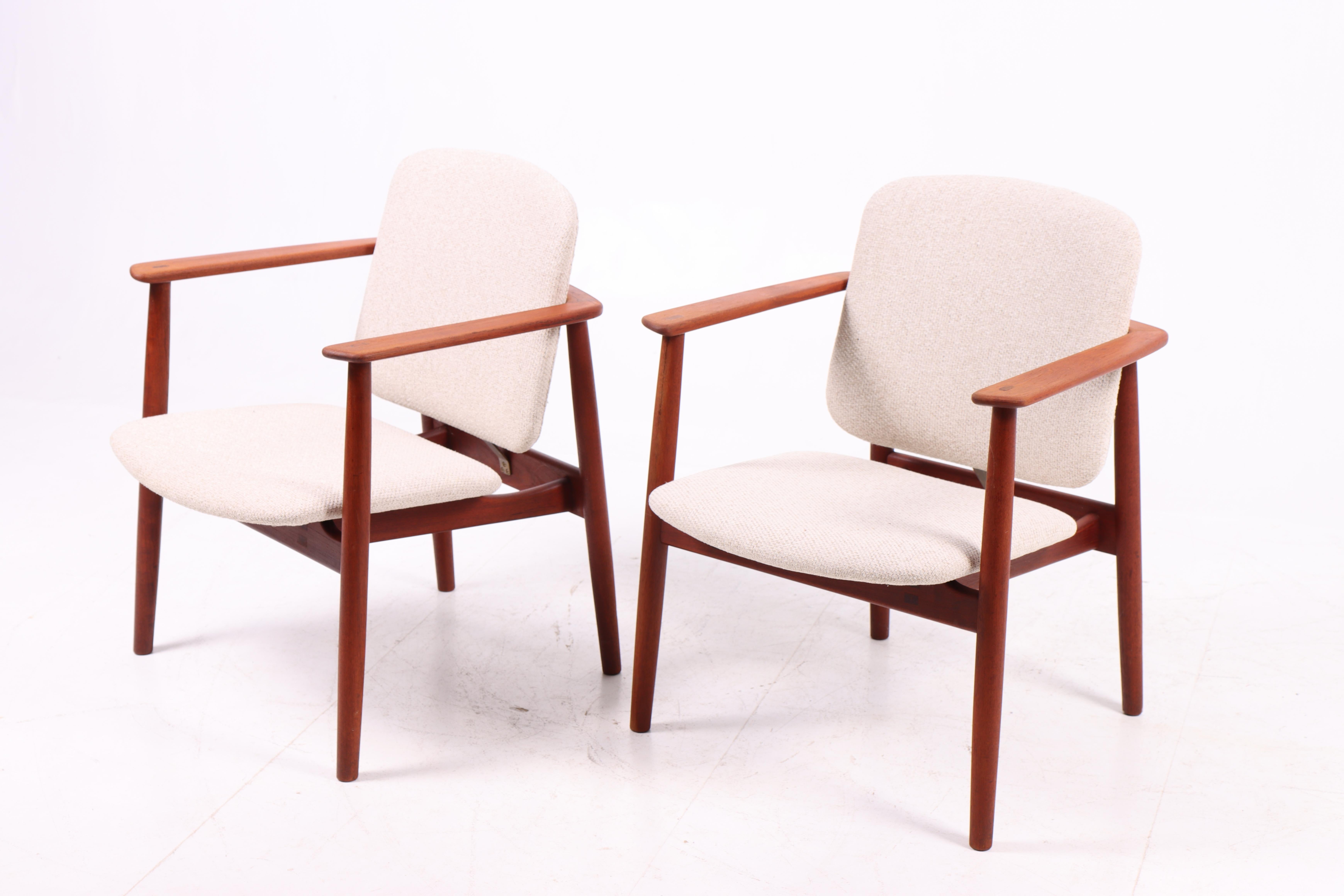 Scandinavian Modern Pair of Børge Mogensen Armchairs in Teak, Newly Upholstered, Søborg Møbler, 1960 For Sale