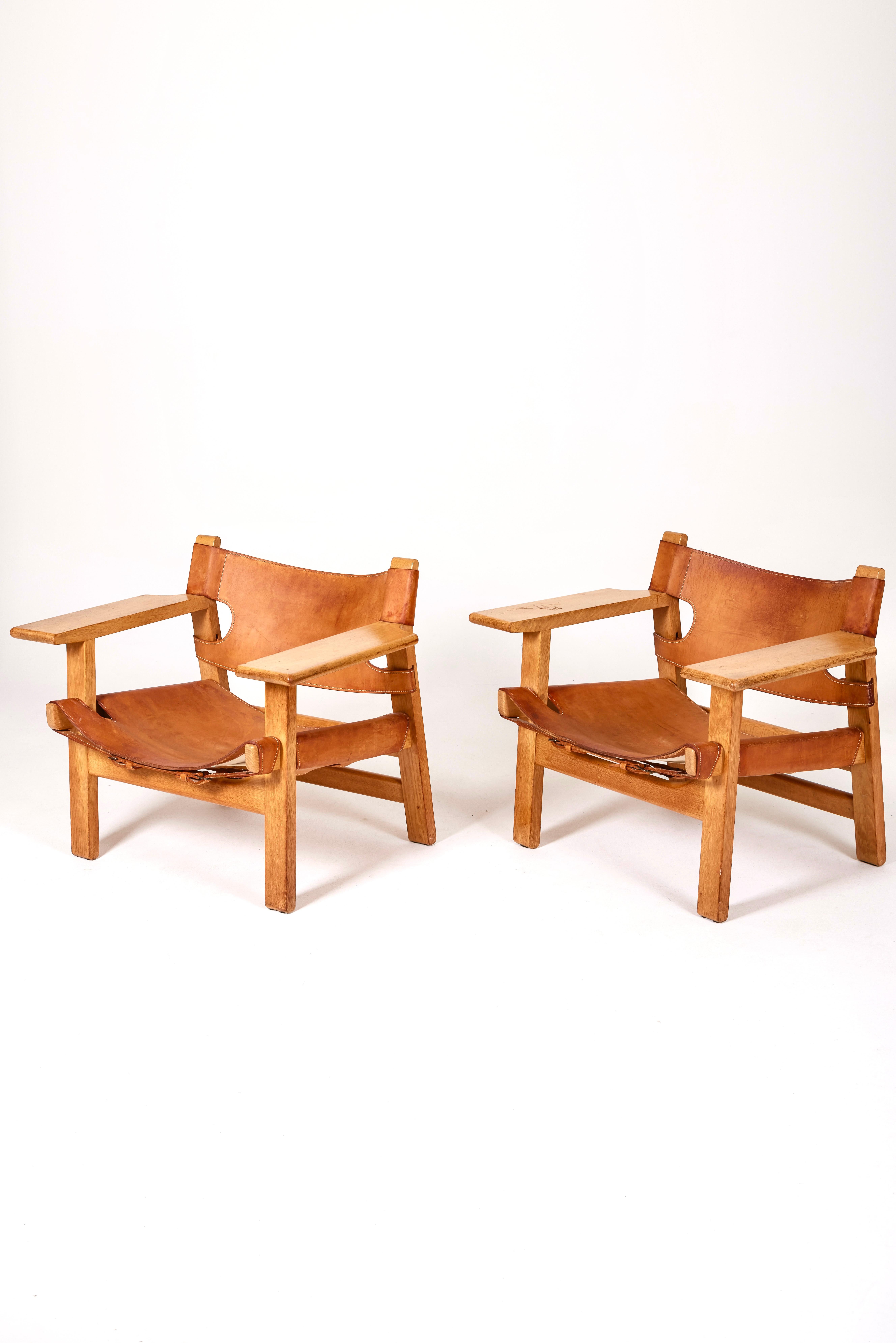 Sessel The Spanish Chair Modell BM2226 des dänischen Designers Børge Mogensen, 1960er Jahre. Der Rahmen ist aus Eichenholz gefertigt. Die Sitzfläche und die Rückenlehne sind aus abgenutztem braunem Originalleder. Einige Zeichen der Zeit zu