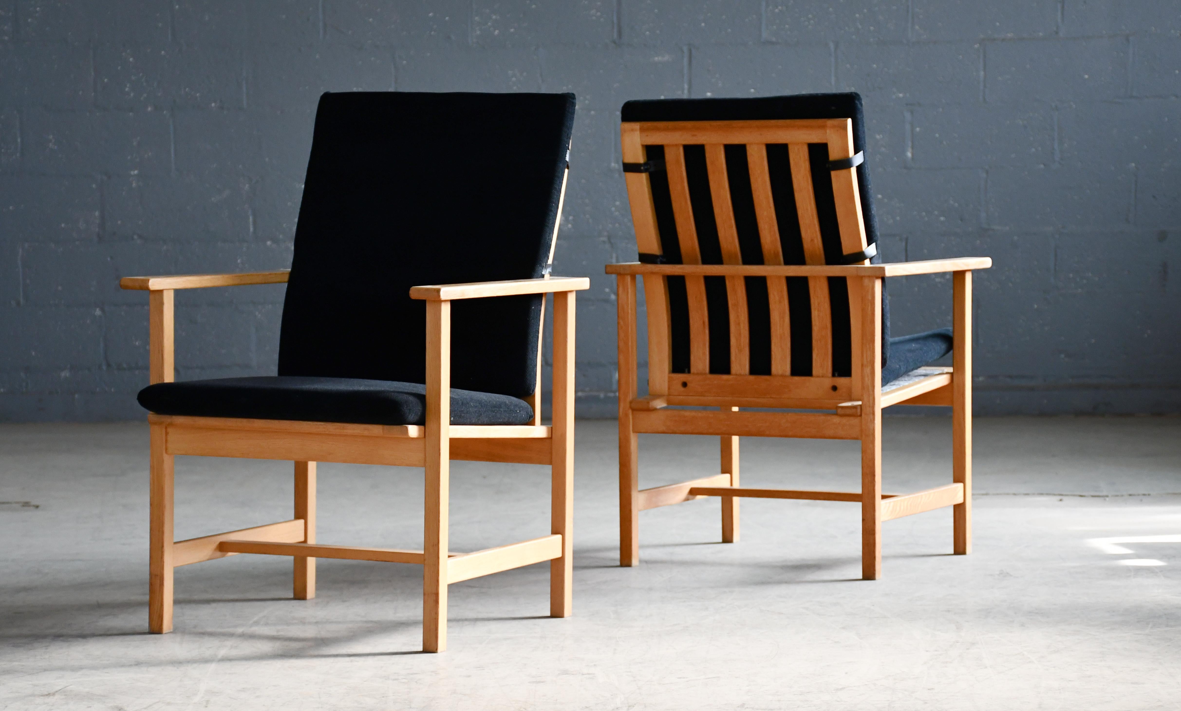 Fauteuils très élégants, modèle 2257, conçus par Borge Mogensen pour Fredericia Stolefabrik, Danemark, dans les années 1960. Un profil très moderne et épuré exprimé dans un design qui était en avance sur son temps et semble aussi moderne et actuel