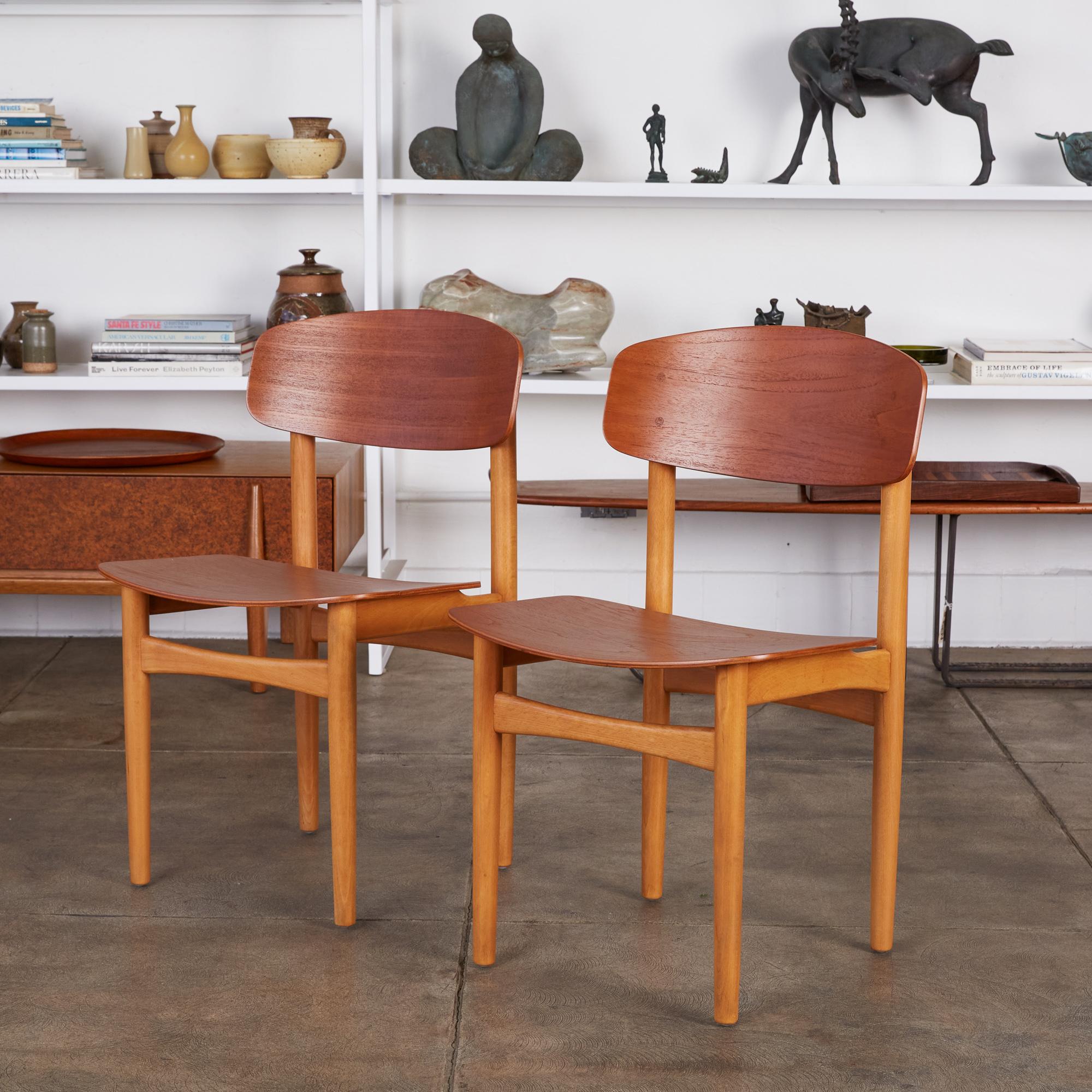 Pair of Borge Mogensen dining side chairs for Søborg Møbelfabrik, Denmark, circa 1950s. The chairs feature sculpted plywood seats and chair backs made of teak, while the legs and frame are made of oak, creating a slight color and grain contrast. The