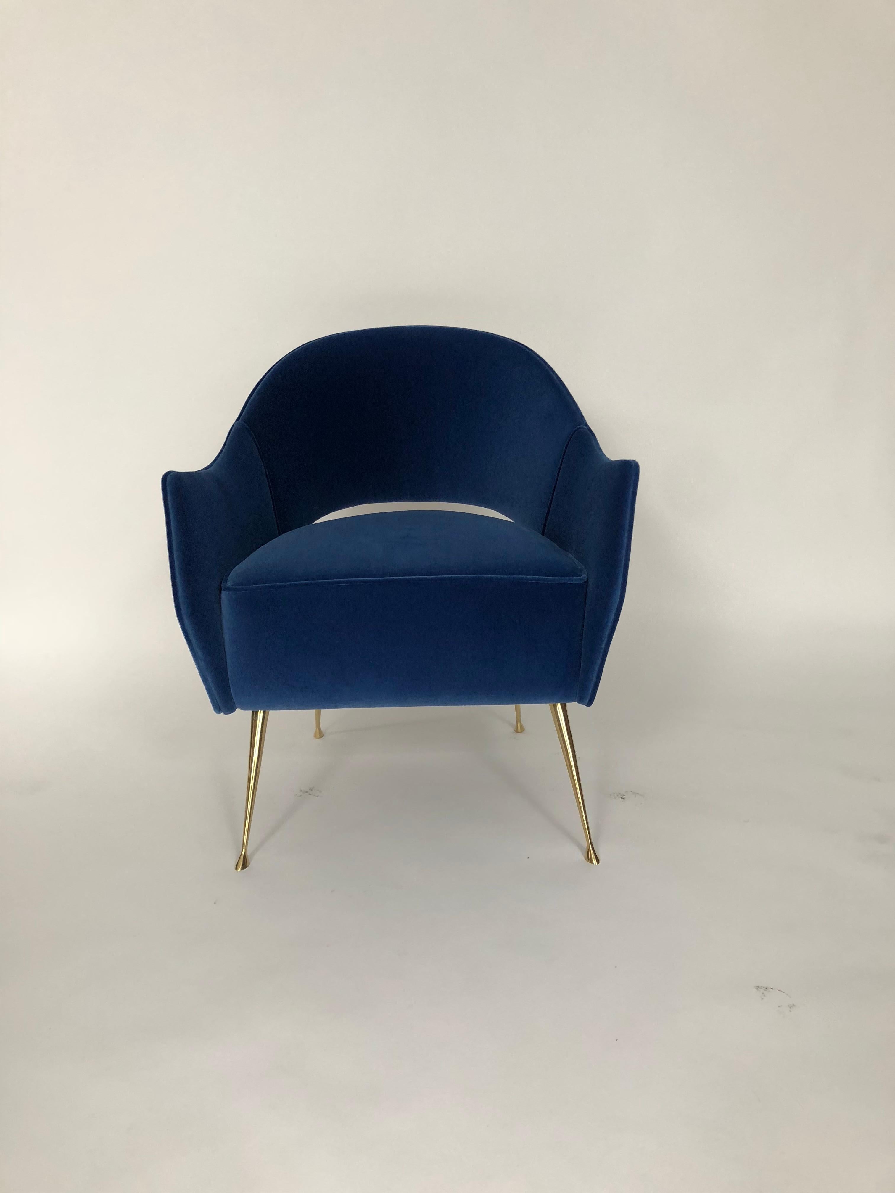 Diese eleganten Stühle haben Beine aus Messingguss und eine charakteristische geschwungene Rückenlehne. Die Stühle sind sehr bequem, haben die perfekte Größe und sind ideal als kleine Beistellstühle. Die Schönheit der spitz zulaufenden Messingbeine