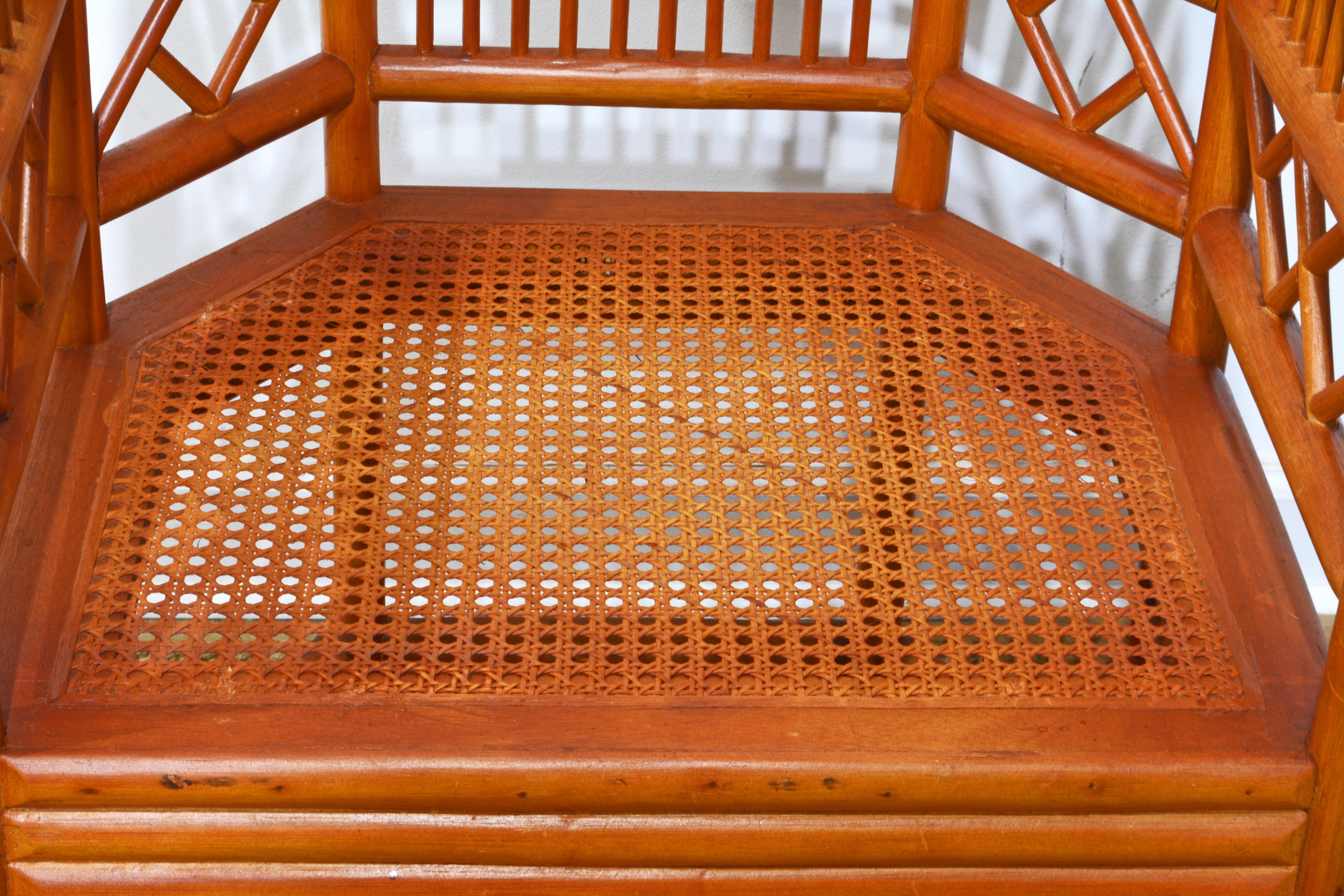 Paar Brighton Pavillion Style Chinoiserie-Sessel aus Rattan und Schilfrohr im Angebot 1