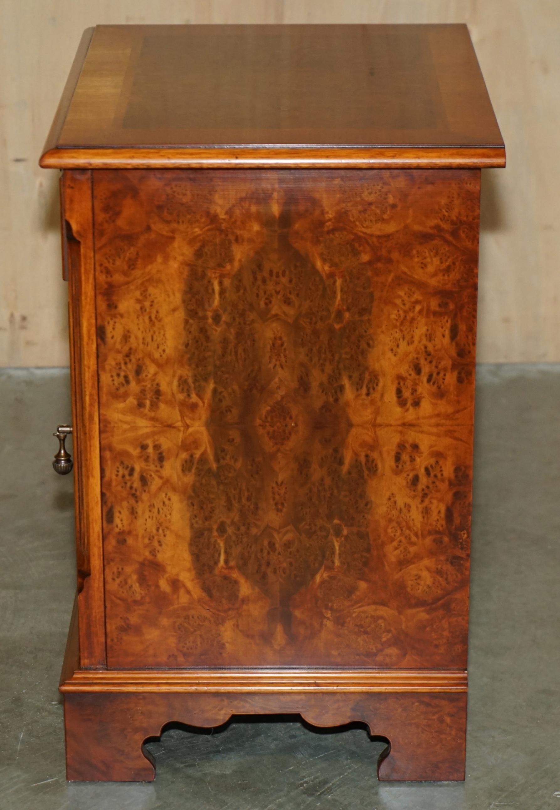 PAAR BRiGHTS OF NETTLEBED BURR WALNUT SEITENTISCH SIZED NIGHTSTANDS CUPBOARDS im Angebot 3