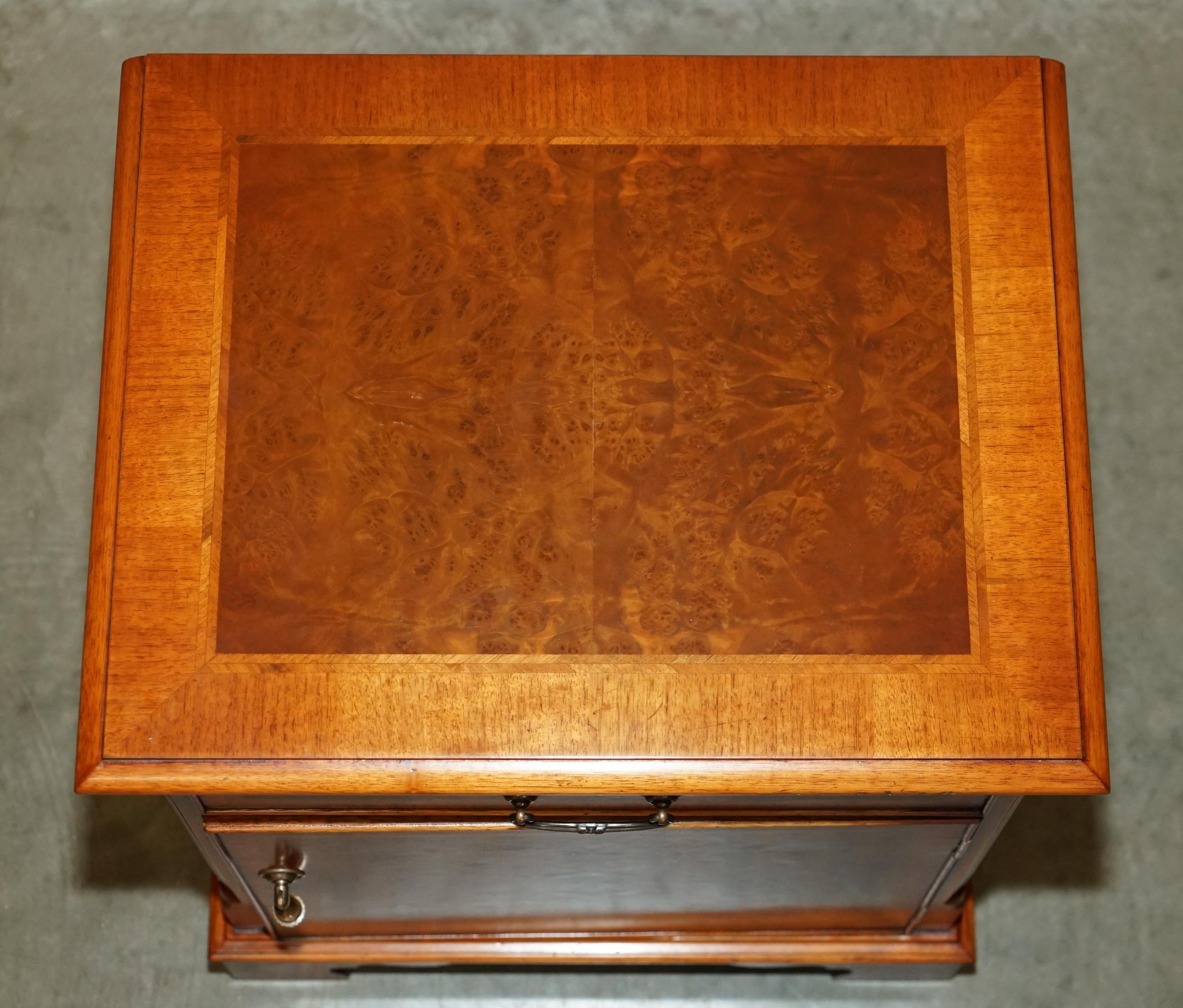 PAAR BRiGHTS OF NETTLEBED BURR WALNUT SEITENTISCH SIZED NIGHTSTANDS CUPBOARDS im Angebot 12