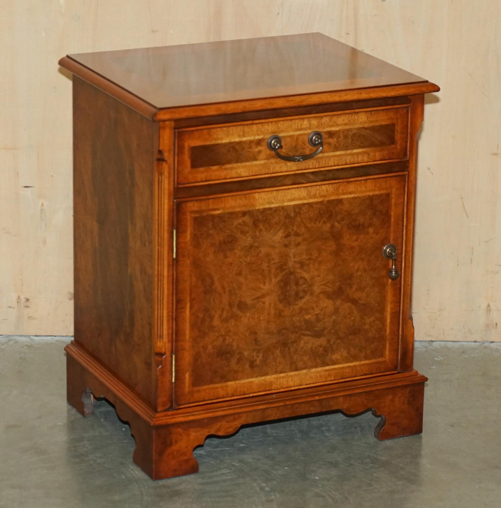 PAAR BRiGHTS OF NETTLEBED BURR WALNUT SEITENTISCH SIZED NIGHTSTANDS CUPBOARDS (Regency) im Angebot