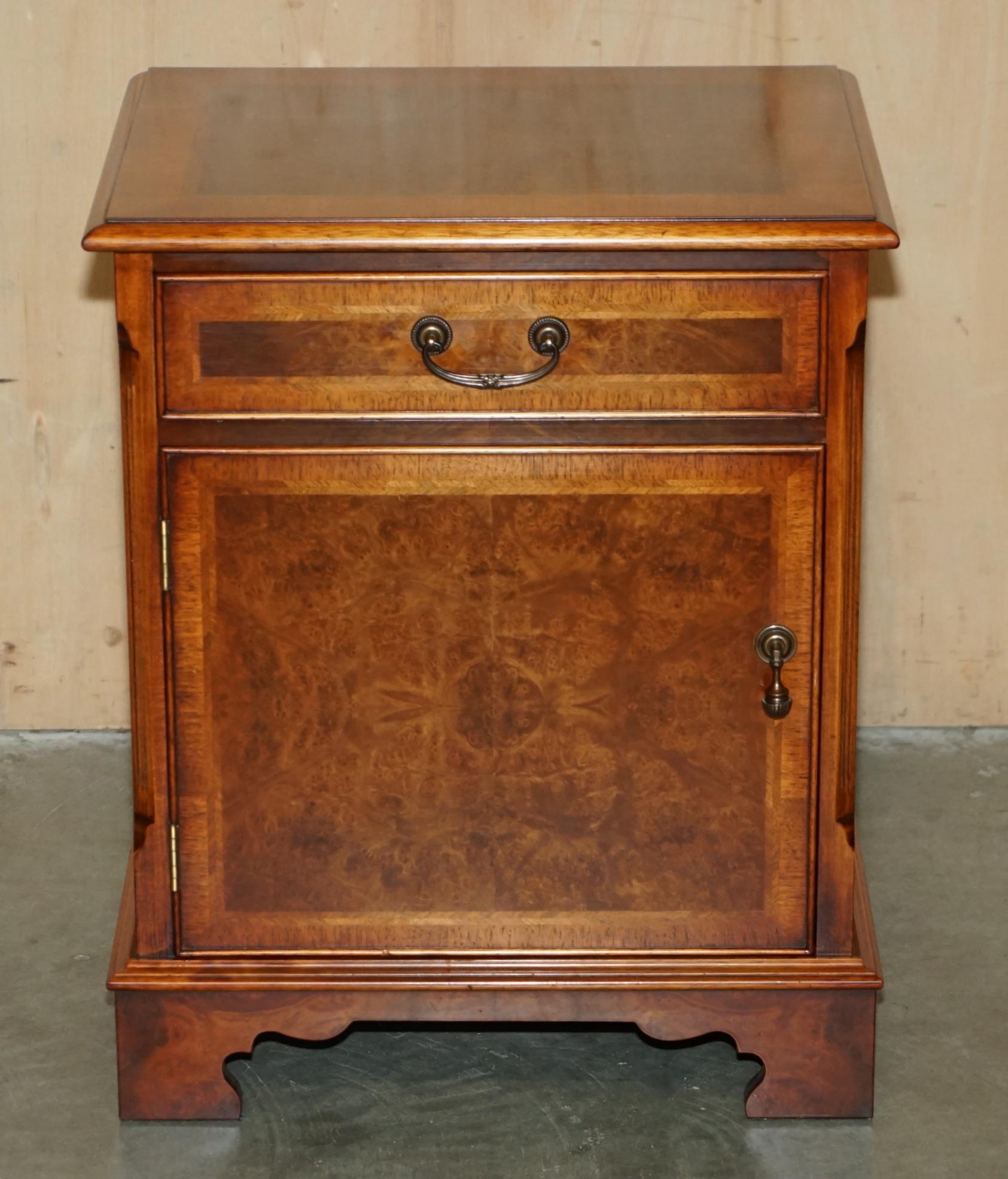 PAAR BRiGHTS OF NETTLEBED BURR WALNUT SEITENTISCH SIZED NIGHTSTANDS CUPBOARDS (Englisch) im Angebot