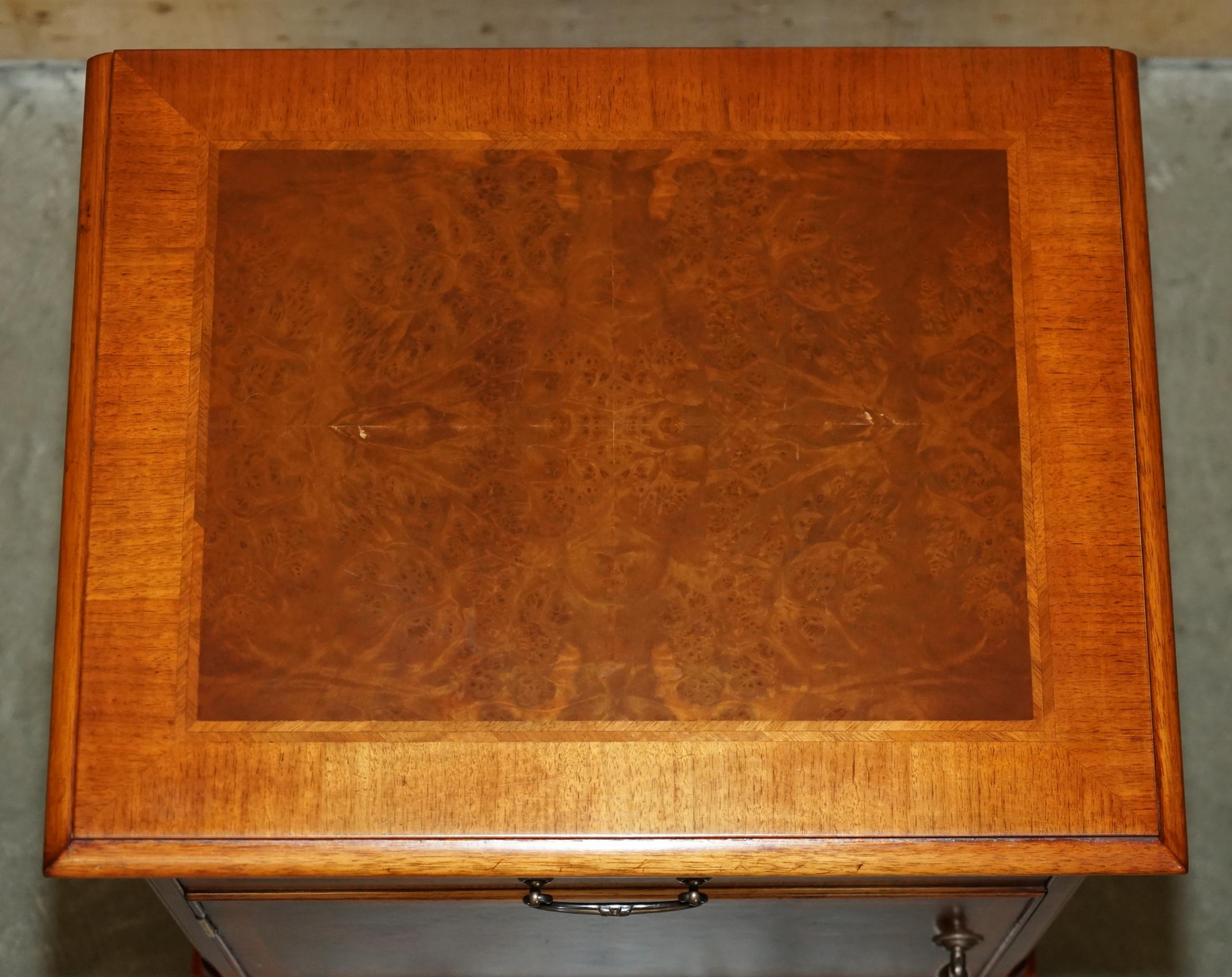 PAAR BRiGHTS OF NETTLEBED BURR WALNUT SEITENTISCH SIZED NIGHTSTANDS CUPBOARDS (Handgefertigt) im Angebot