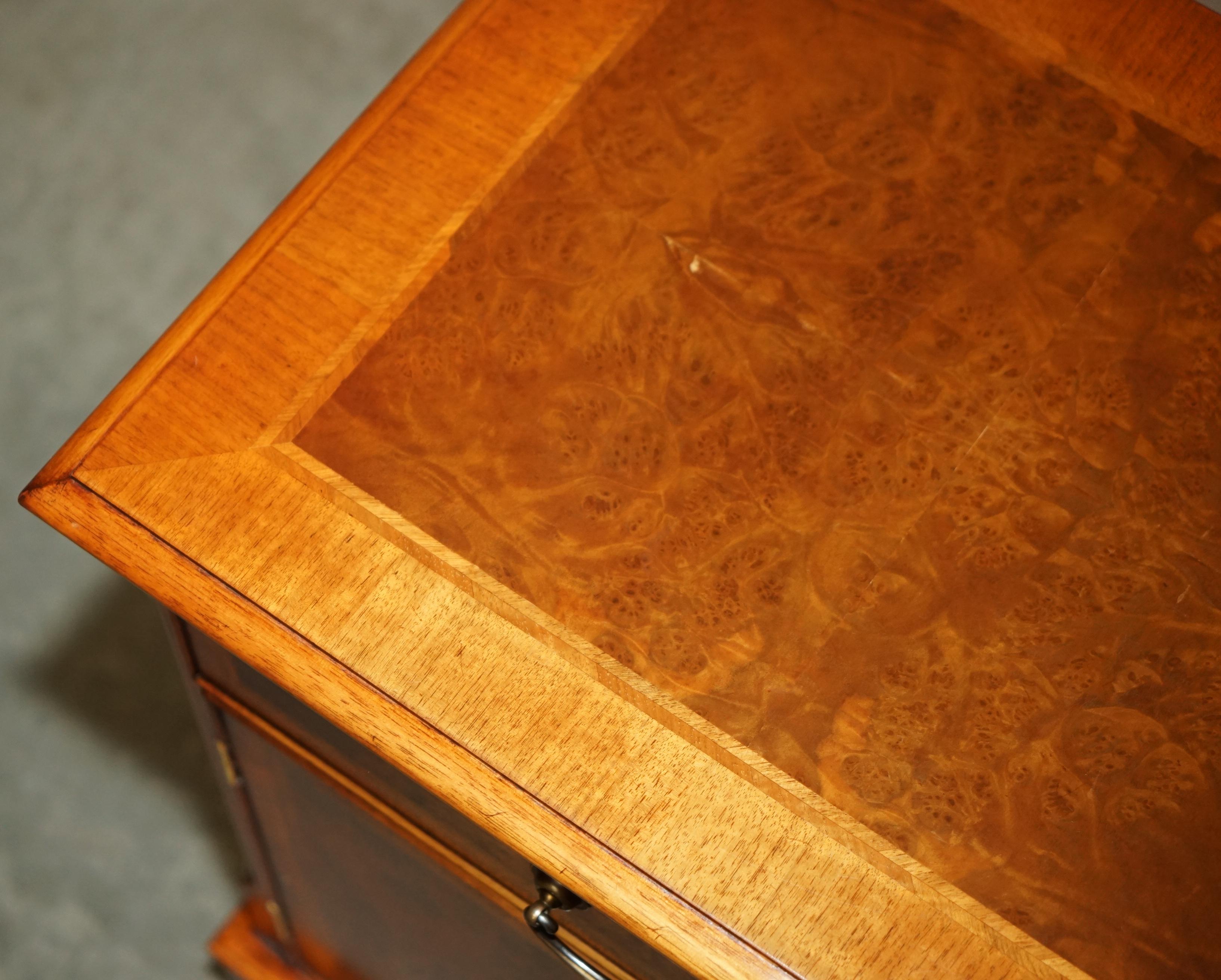 PAAR BRiGHTS OF NETTLEBED BURR WALNUT SEITENTISCH SIZED NIGHTSTANDS CUPBOARDS im Zustand „Gut“ im Angebot in West Sussex, Pulborough