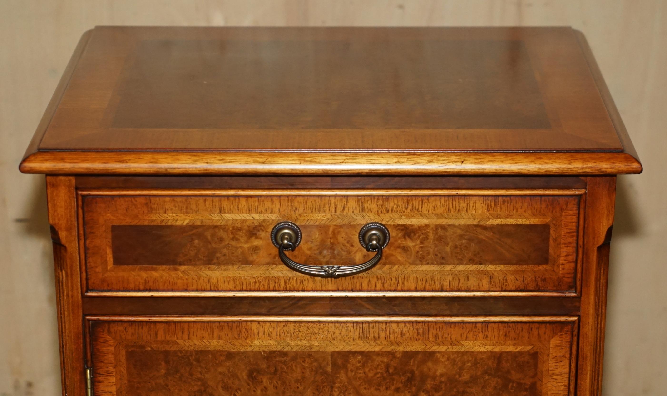 PAAR BRiGHTS OF NETTLEBED BURR WALNUT SEITENTISCH SIZED NIGHTSTANDS CUPBOARDS (20. Jahrhundert) im Angebot