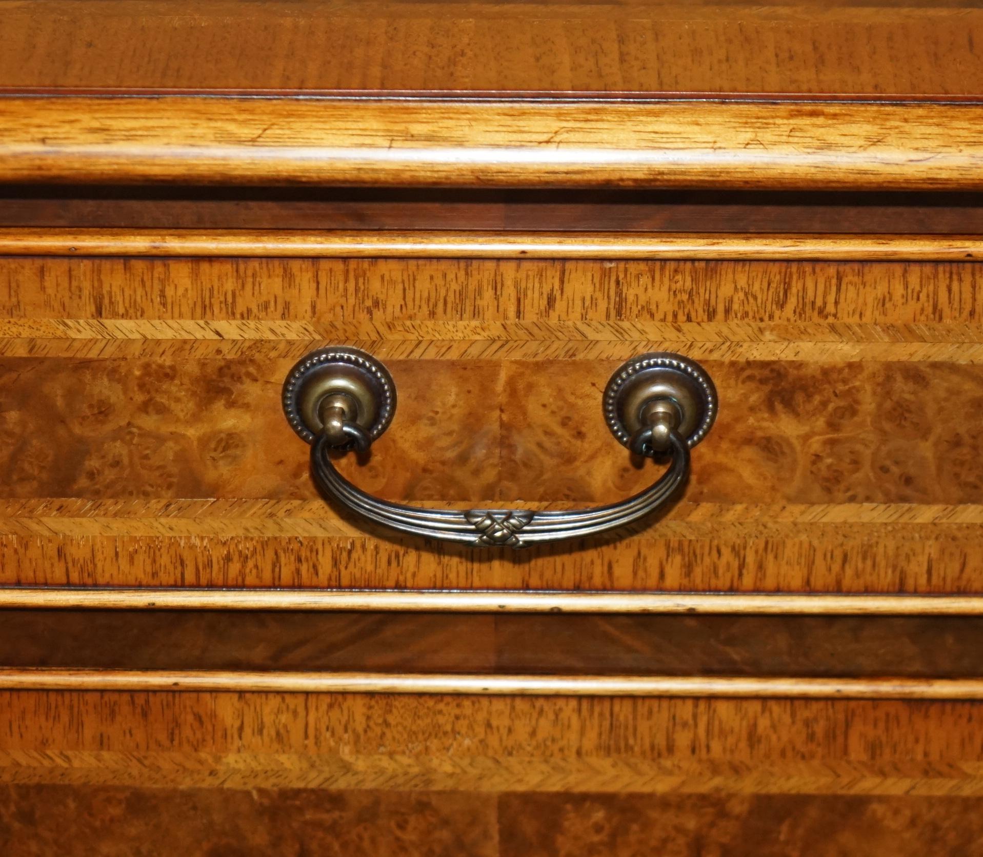 PAAR BRiGHTS OF NETTLEBED BURR WALNUT SEITENTISCH SIZED NIGHTSTANDS CUPBOARDS (Walnuss) im Angebot