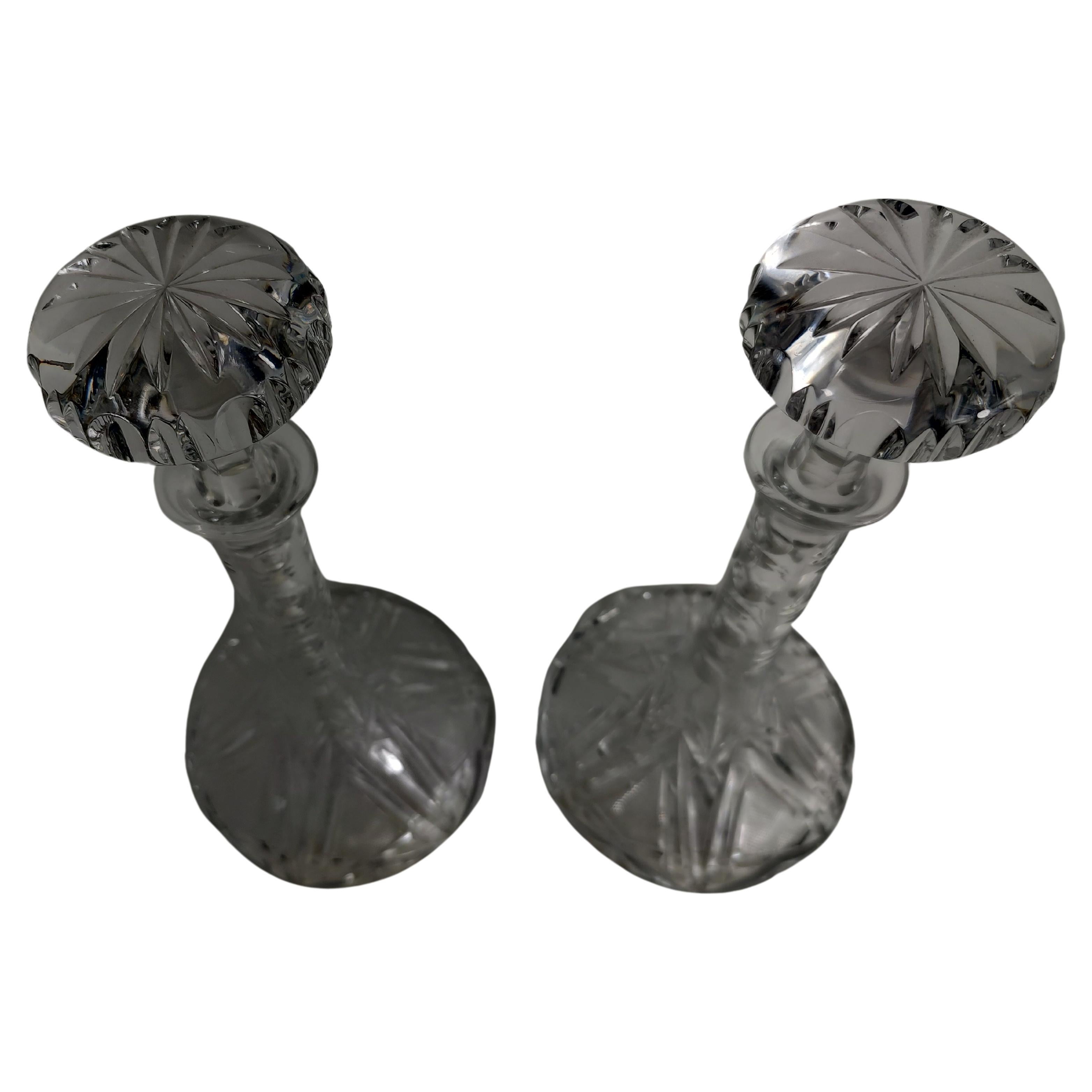 Édouardien Paire de carafes sculpturales en verre brillant fortement taillé avec bouchons en vente
