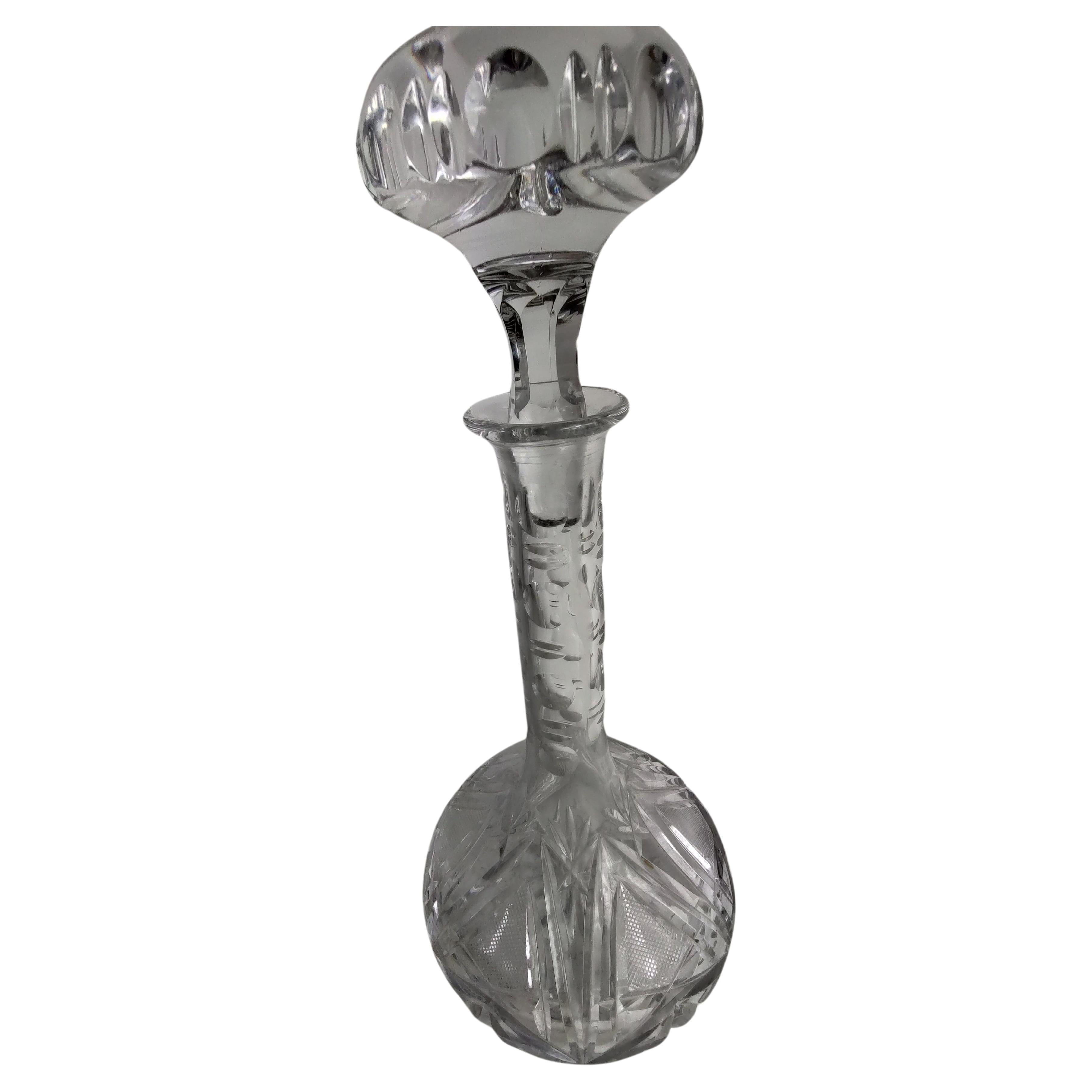 Paire de carafes sculpturales en verre brillant fortement taillé avec bouchons Bon état - En vente à Port Jervis, NY