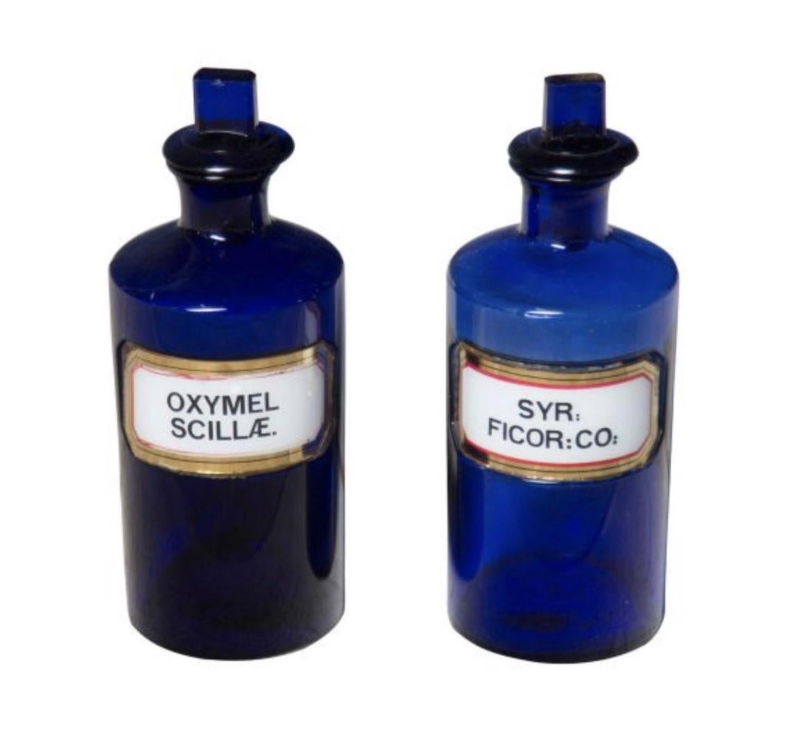 Coppia di bottiglie/barattoli da farmacia inglesi di colore blu Bristol. Ottime condizioni, senza scheggiature o crepe. Circa anni '20.